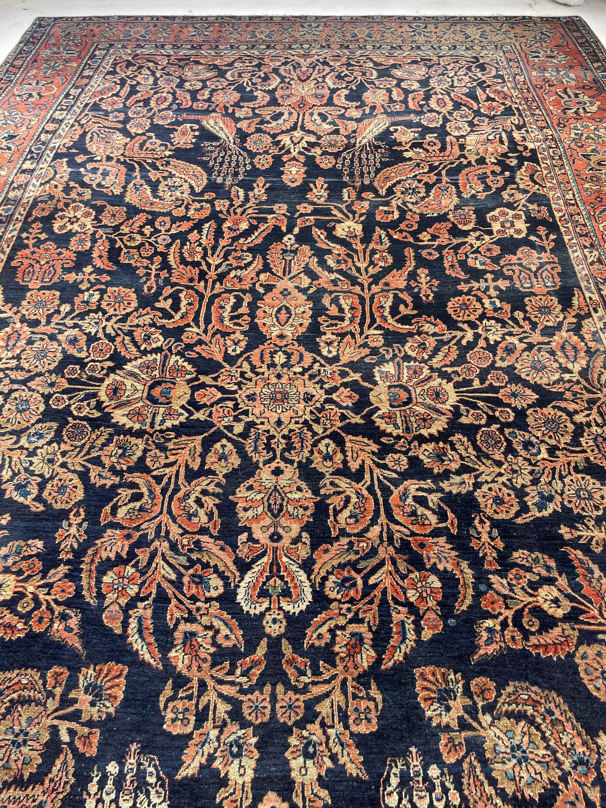Meisterhafter königlicher Mohajeran-Sarouk in Palastgröße mit Pfauen, Schmetterlingen, Kakonen und zoroastrischen Flammen

Größe: 8,9 x 15,1
Alter: Antik, ca. 1920er Jahre
Flor: Mittlere, superfeine, dichte, handgesponnene Lammwolle, samtig weich;