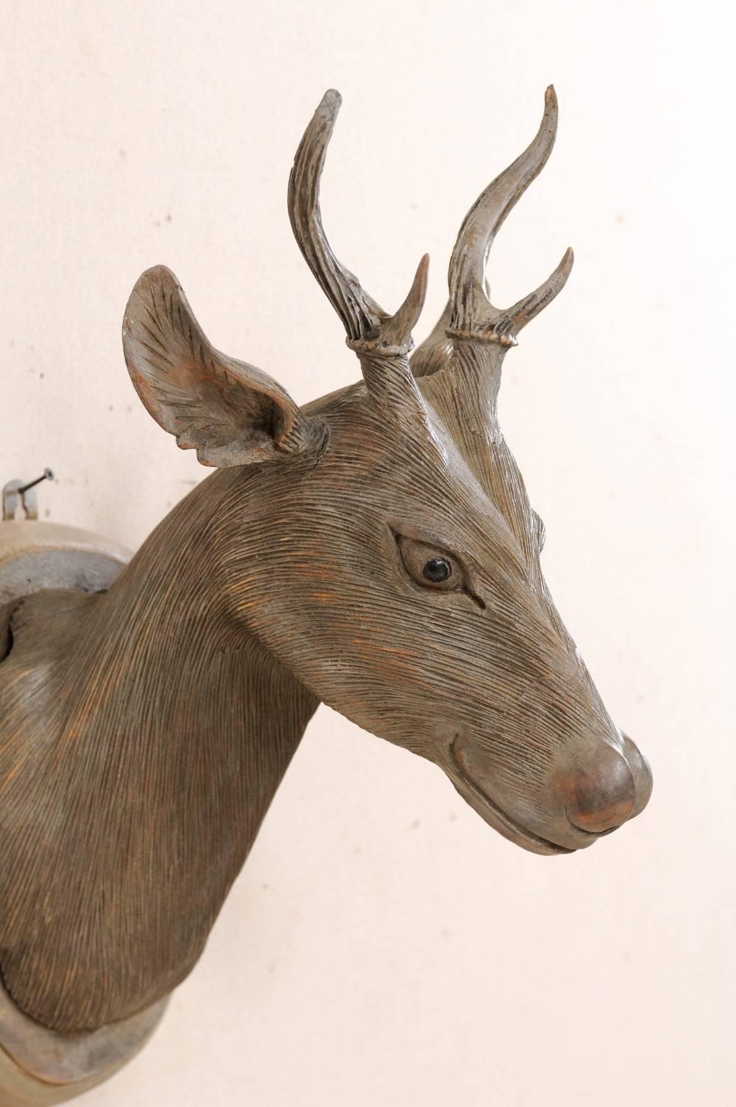 Sculpté Décoration murale à tête de cerf en fausse taxidermie sculptée de main de maître en vente