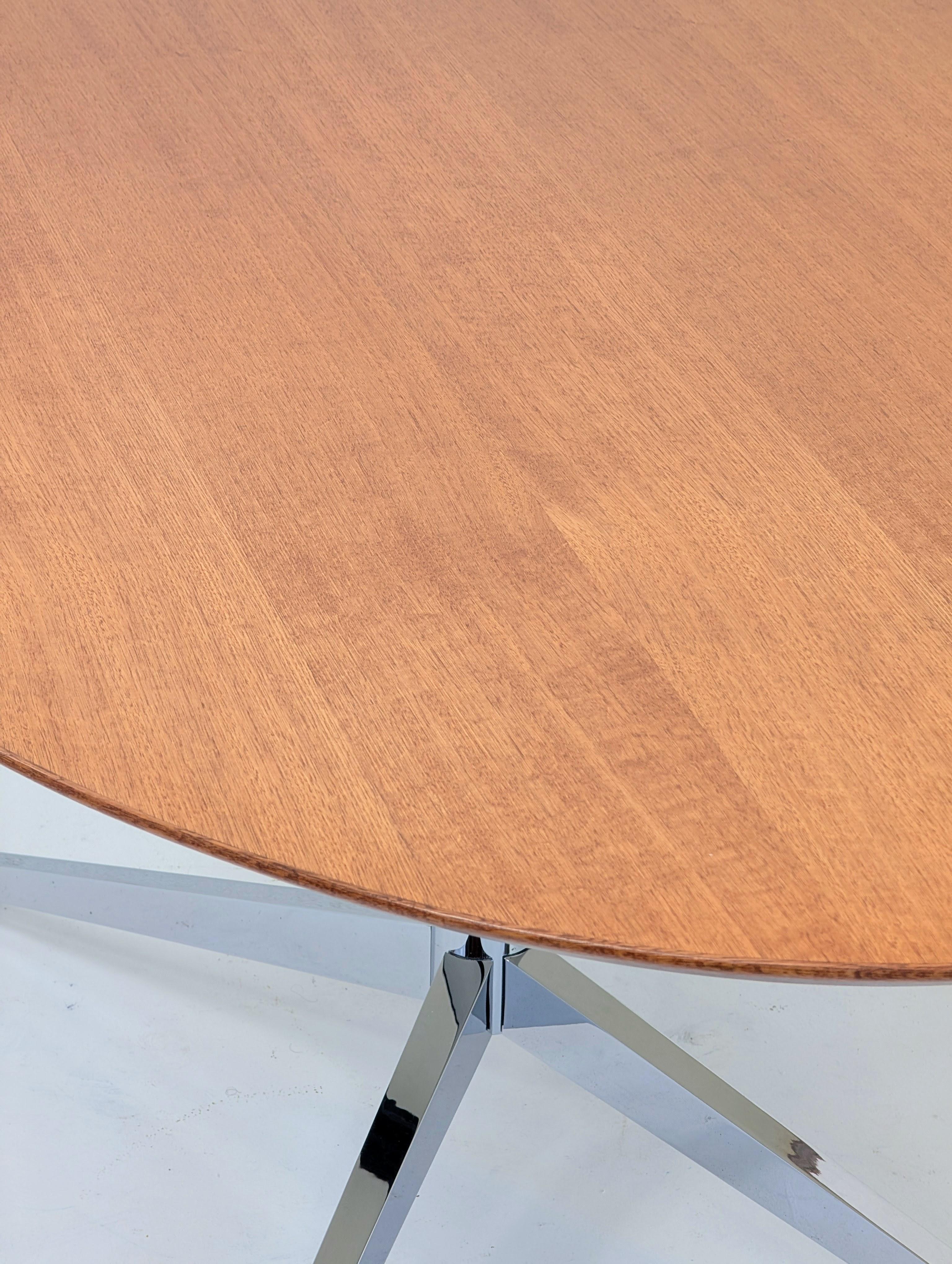 Masterfully Restored Florence Knoll 1960s Model 2480 Oval Table Desk in Rare Oak im Angebot 2