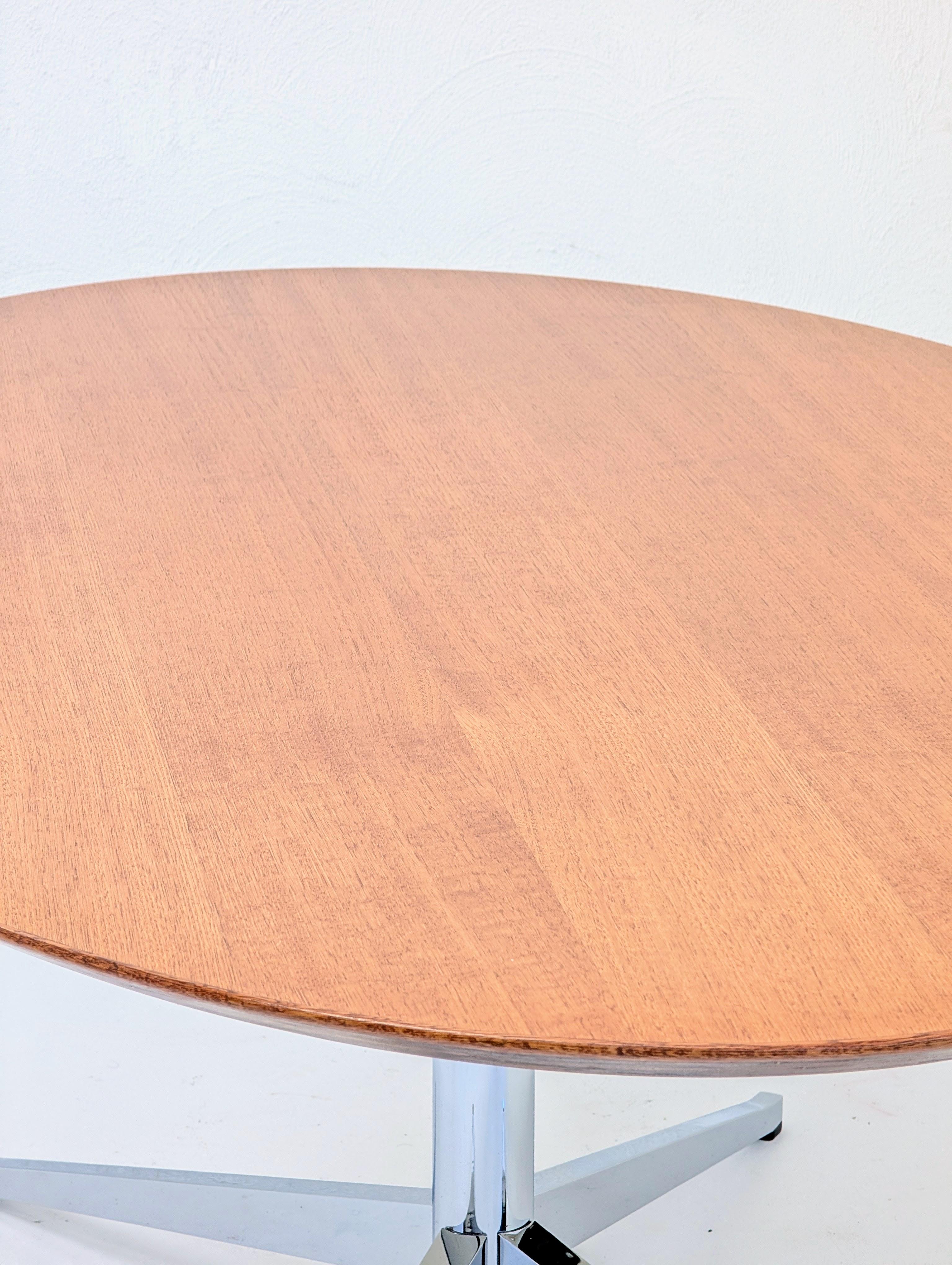 Masterfully Restored Florence Knoll 1960s Model 2480 Oval Table Desk in Rare Oak im Angebot 3