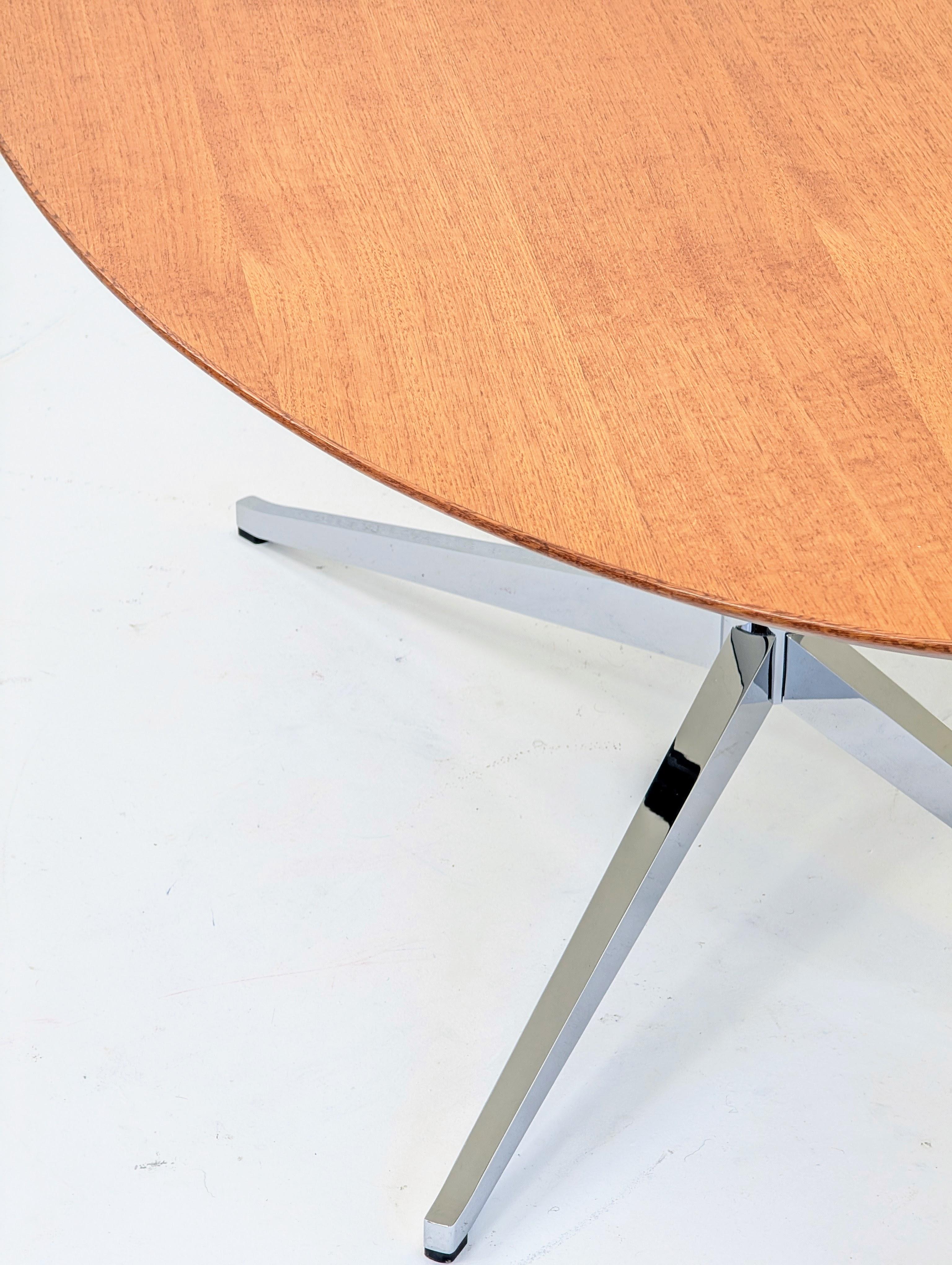 Masterfully Restored Florence Knoll 1960s Model 2480 Oval Table Desk in Rare Oak im Angebot 7