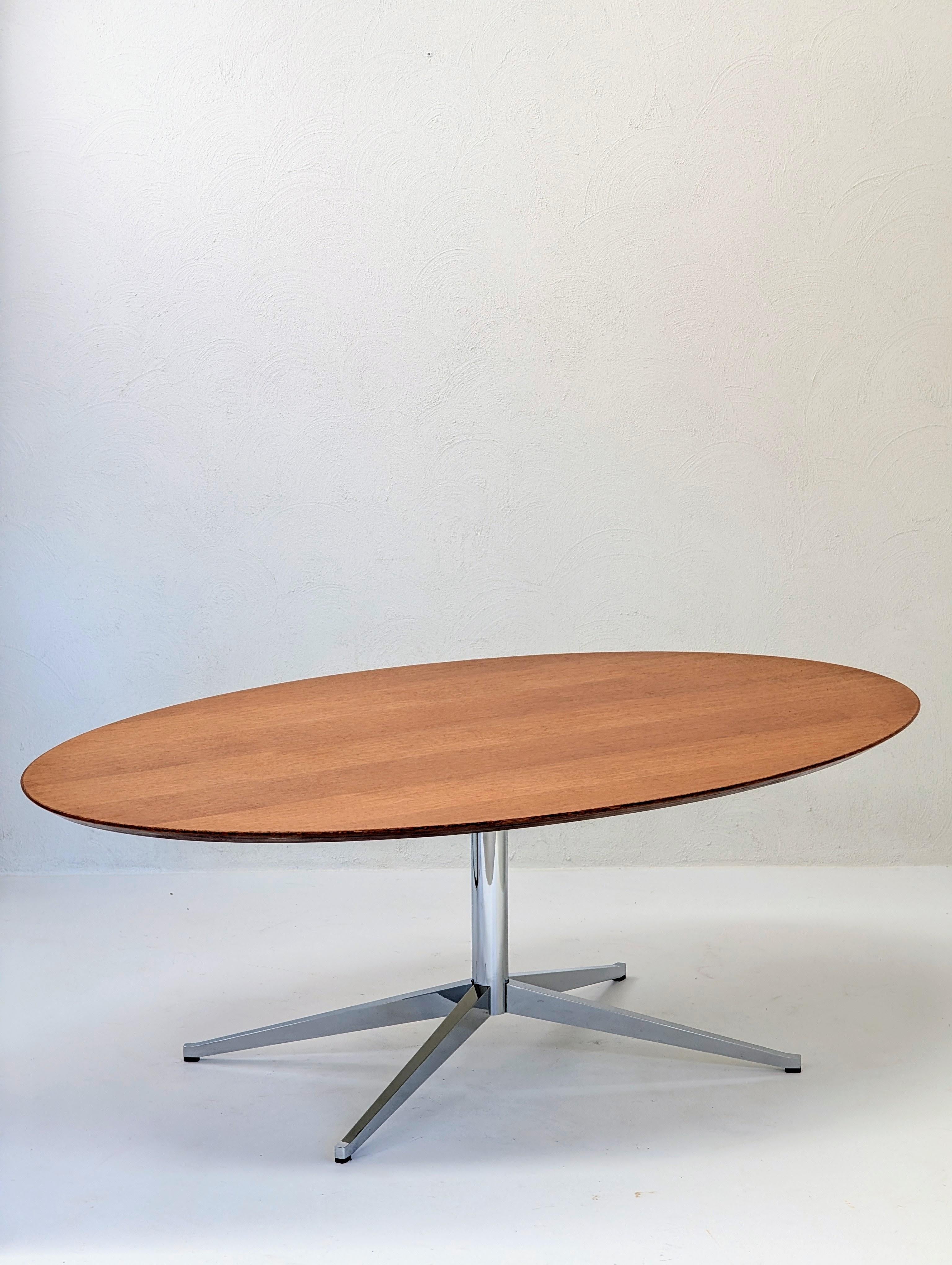 Masterfully Restored Florence Knoll 1960s Model 2480 Oval Table Desk in Rare Oak im Angebot 11