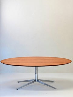 Escritorio de mesa ovalado Florence Knoll modelo 2480 de los años 60 en roble raro, magistralmente restaurado