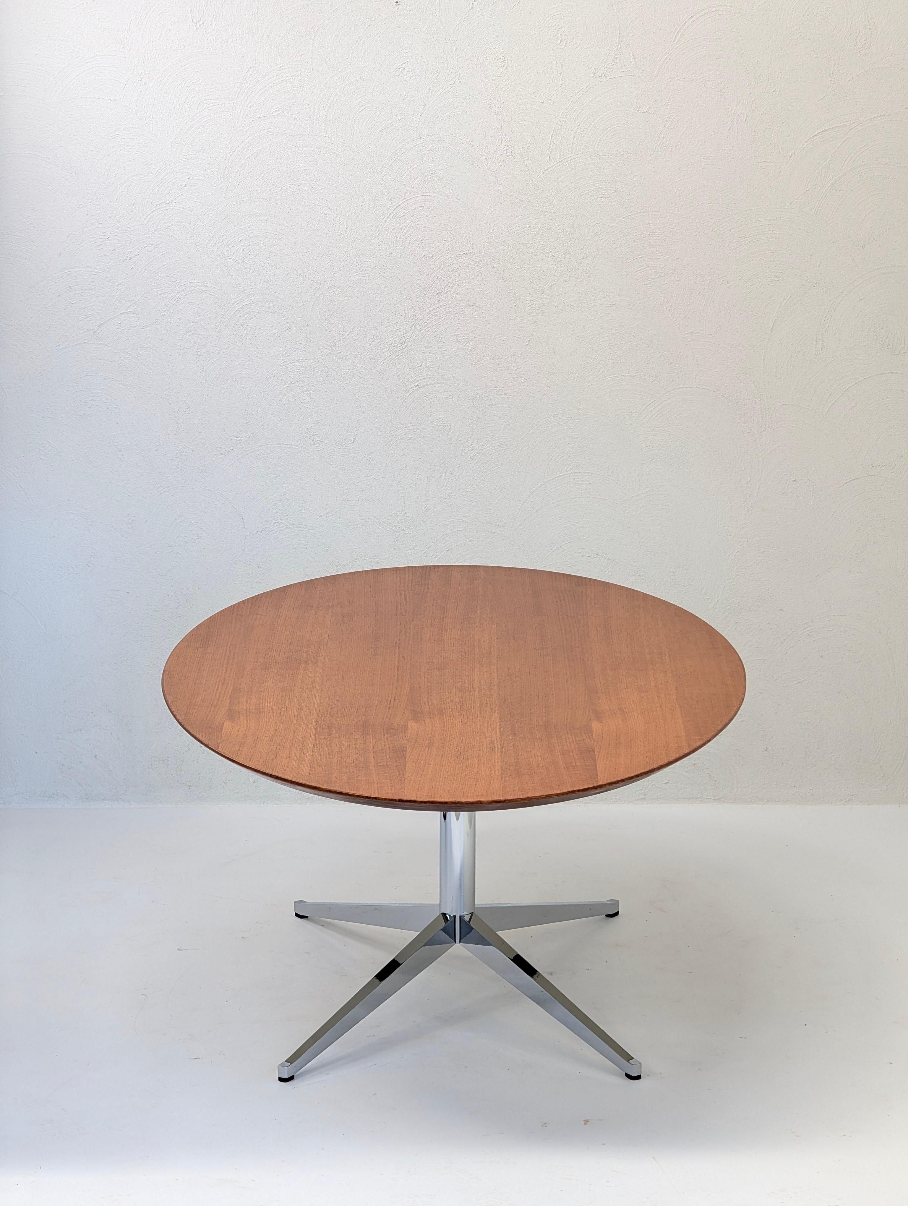 Masterfully Restored Florence Knoll 1960s Model 2480 Oval Table Desk in Rare Oak im Angebot 12