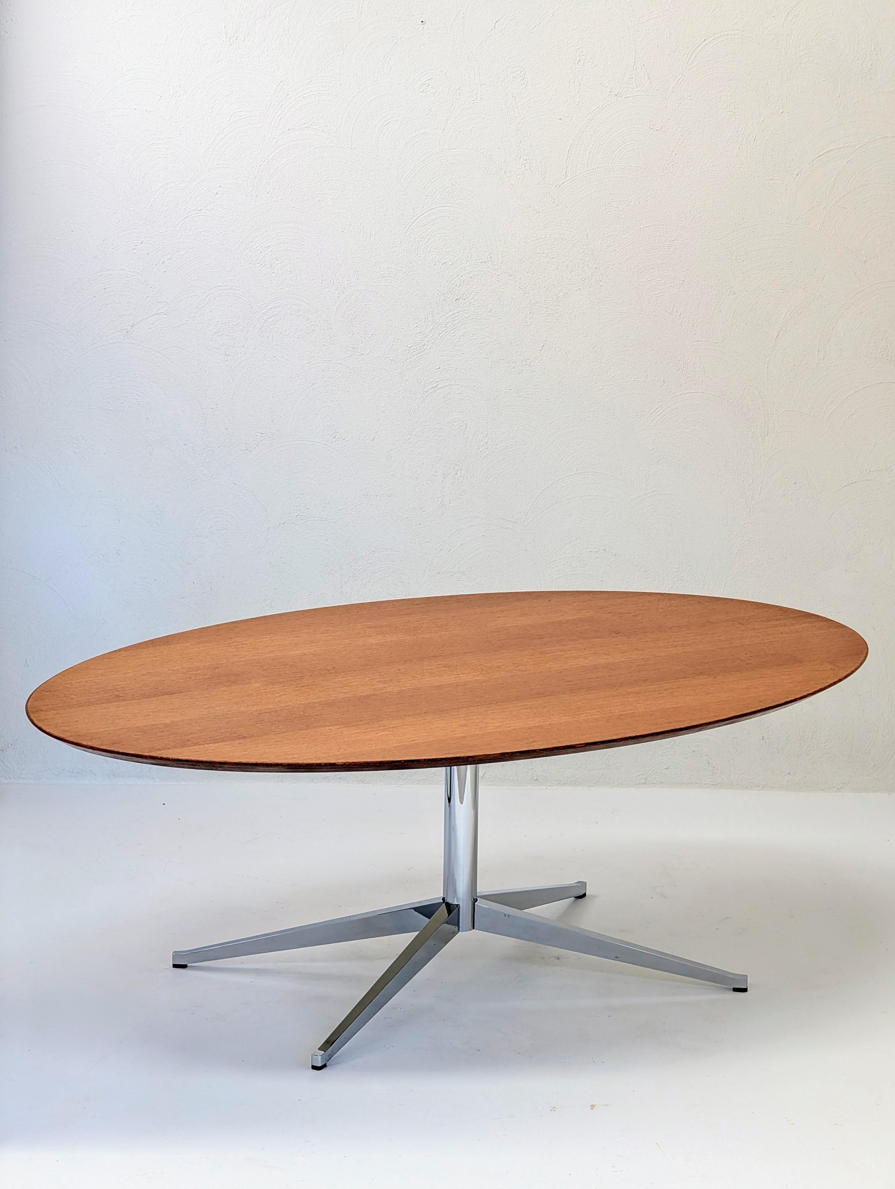 Masterfully Restored Florence Knoll 1960s Model 2480 Oval Table Desk in Rare Oak (Moderne der Mitte des Jahrhunderts) im Angebot