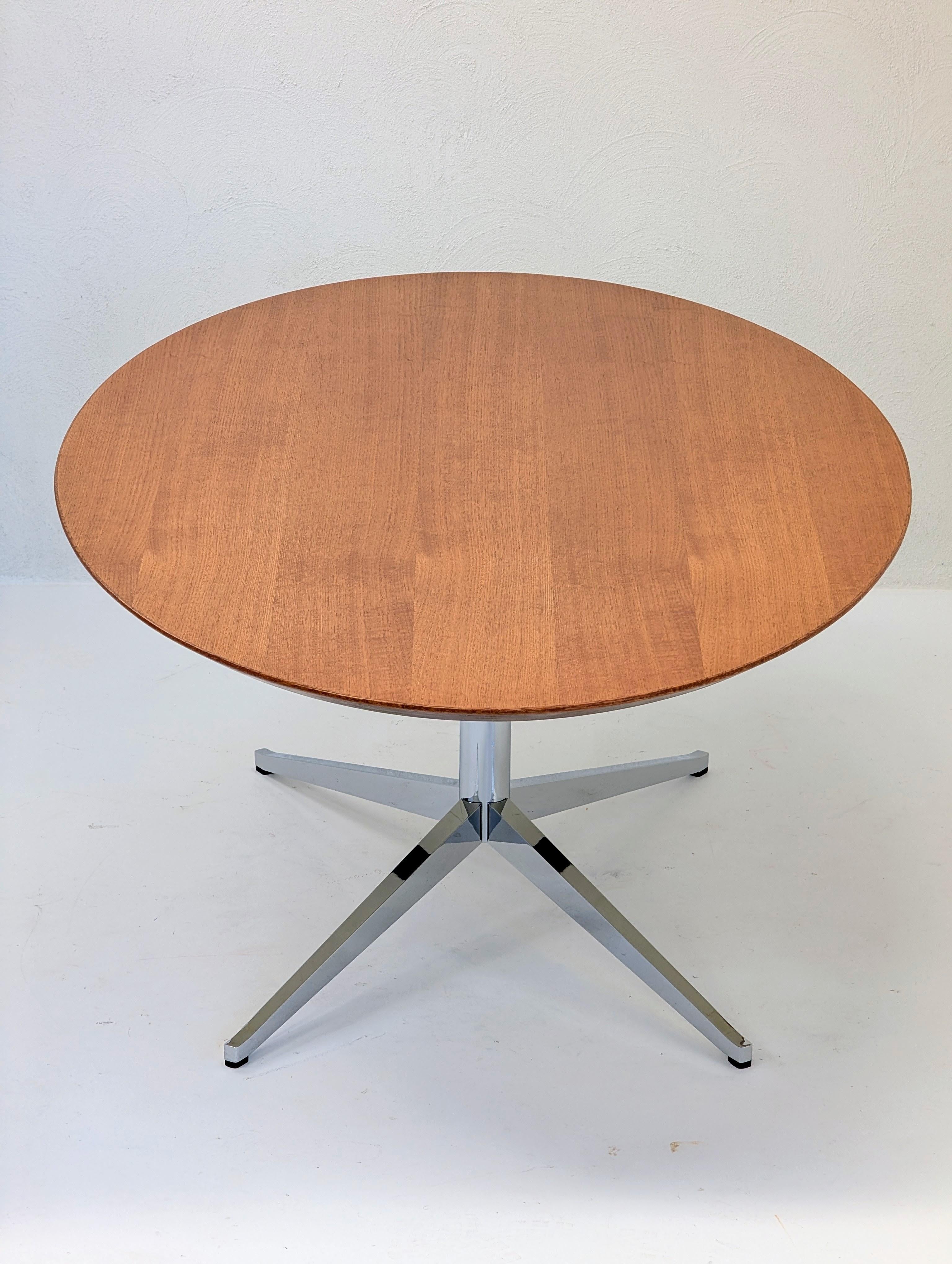 Masterfully Restored Florence Knoll 1960s Model 2480 Oval Table Desk in Rare Oak (amerikanisch) im Angebot