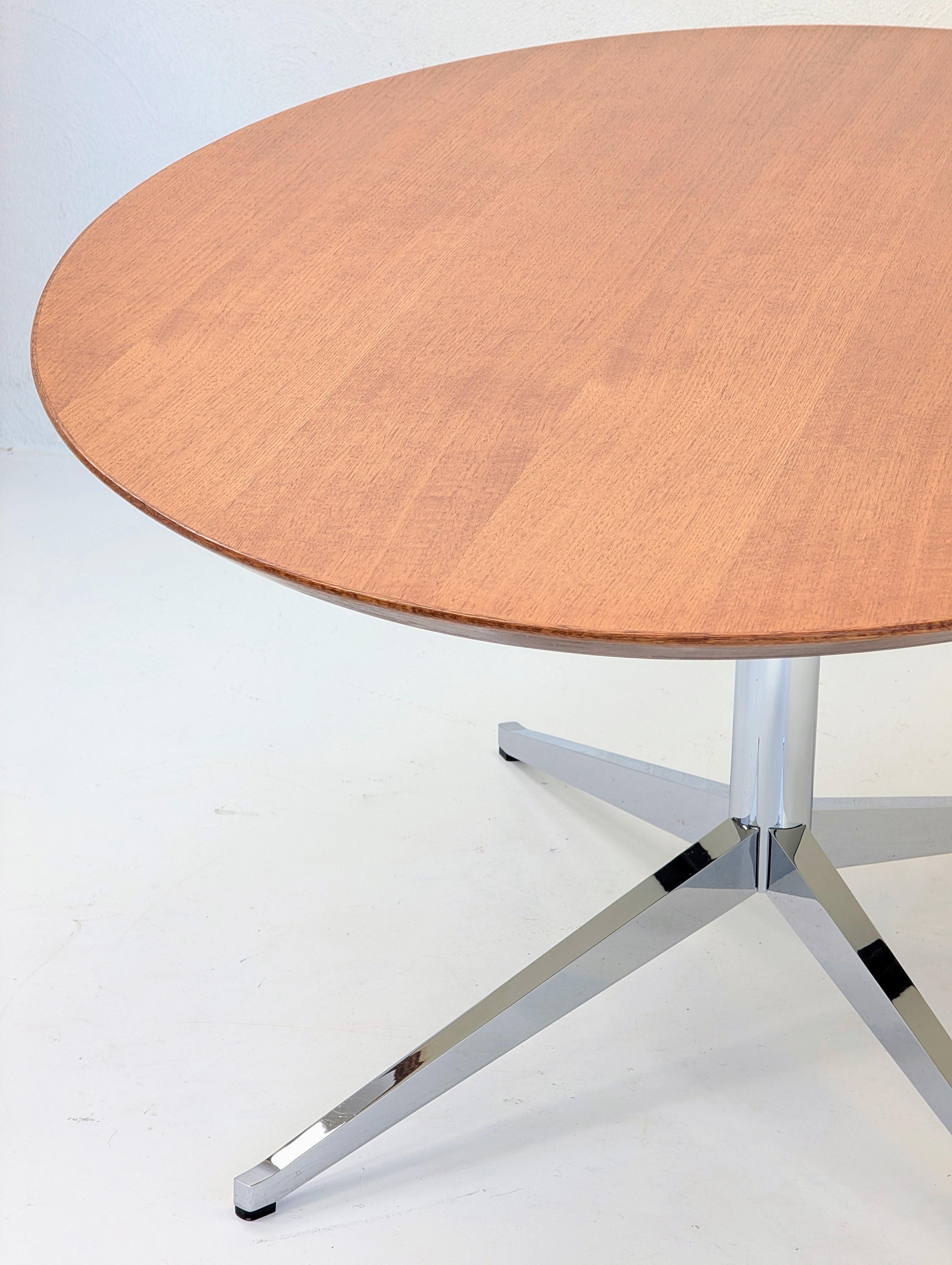 Masterfully Restored Florence Knoll 1960s Model 2480 Oval Table Desk in Rare Oak (Furnier) im Angebot