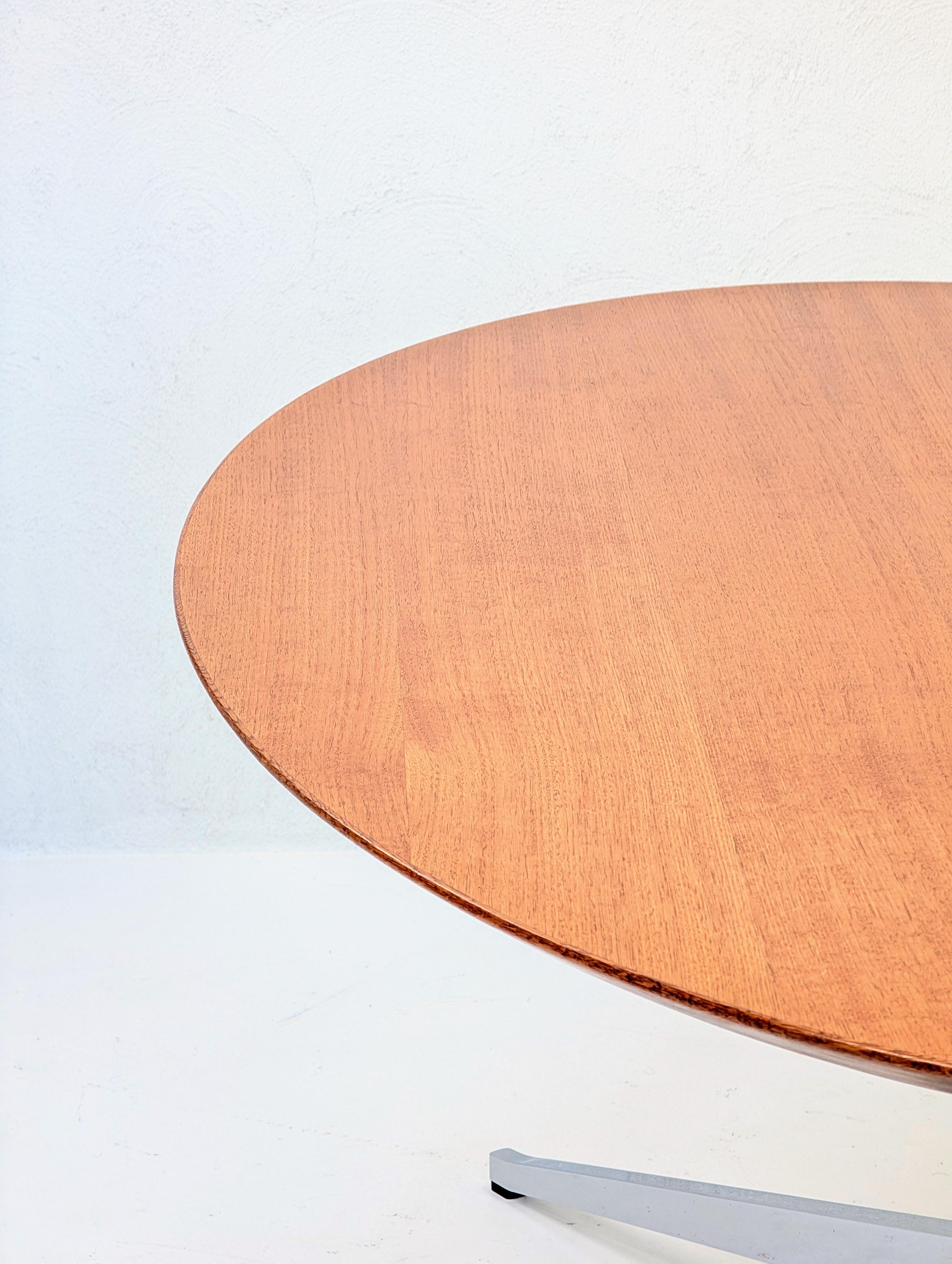Masterfully Restored Florence Knoll 1960s Model 2480 Oval Table Desk in Rare Oak im Zustand „Gut“ im Angebot in TORQUAY, AU