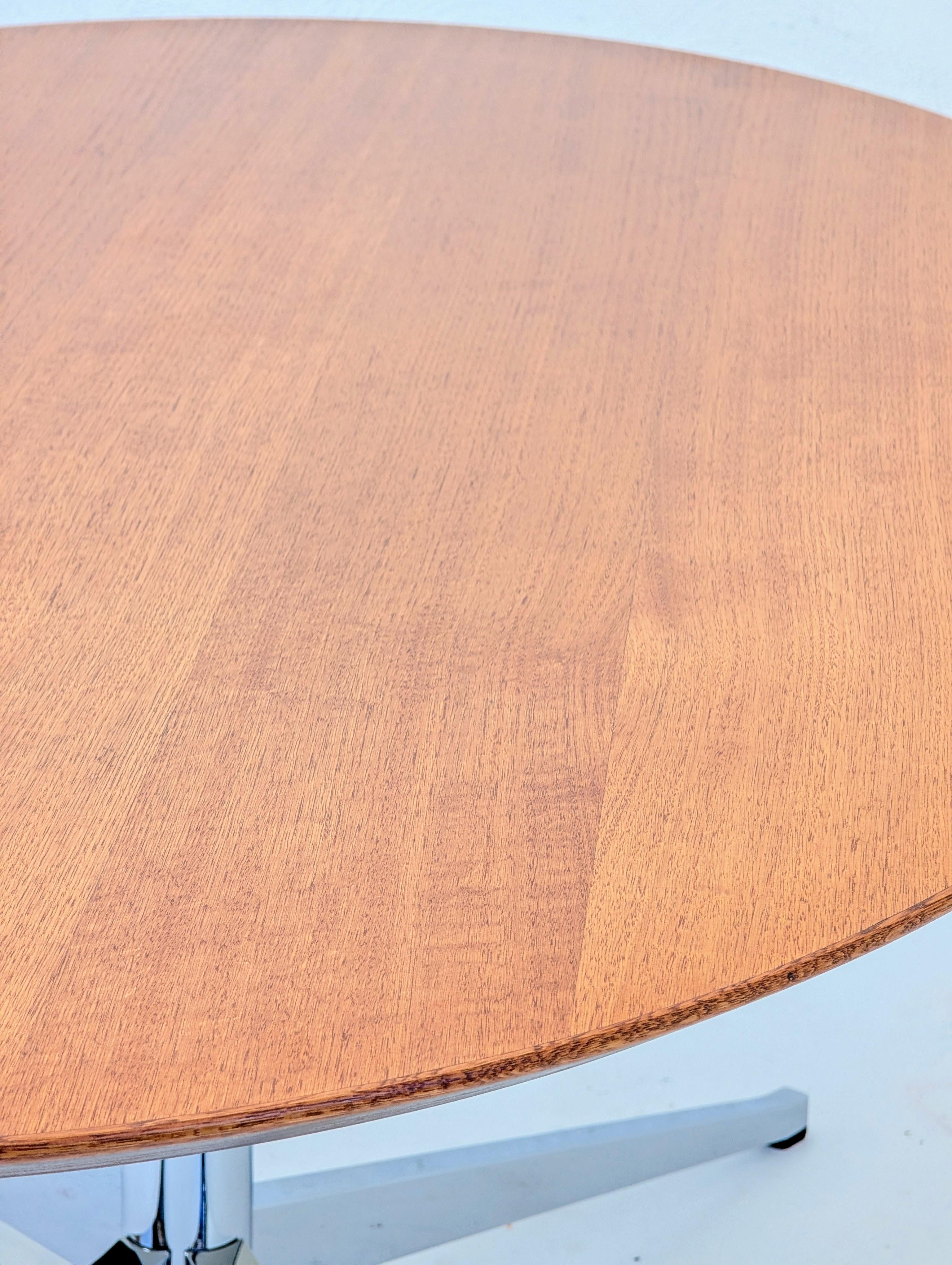 Masterfully Restored Florence Knoll 1960s Model 2480 Oval Table Desk in Rare Oak (Mitte des 20. Jahrhunderts) im Angebot