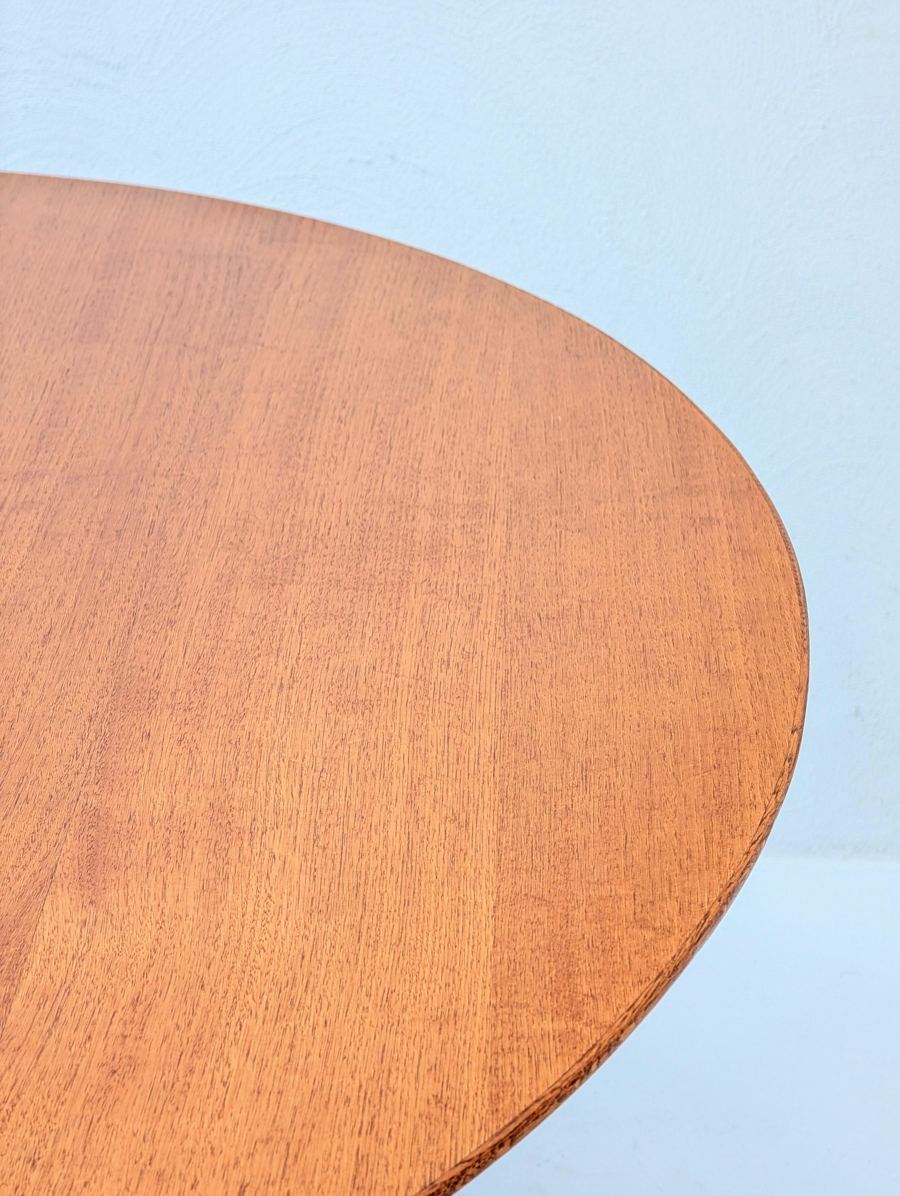 Masterfully Restored Florence Knoll 1960s Model 2480 Oval Table Desk in Rare Oak im Angebot 1