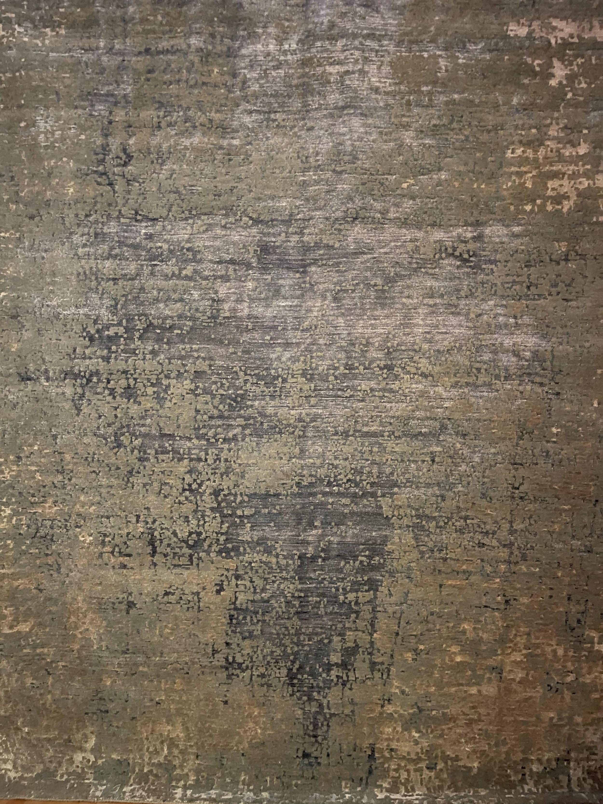 Dieser abstrakte Design Teppich hat die Nr.: DM 357 und ist aus unserer Master-Loom Kollektion. Das Format ist 250cm x 300cm, handgeknüpft und besteht aus einer einzigartigen Mischung aus hochwertiger Wolle und Bambus-Seide, deren natürlicher Glanz