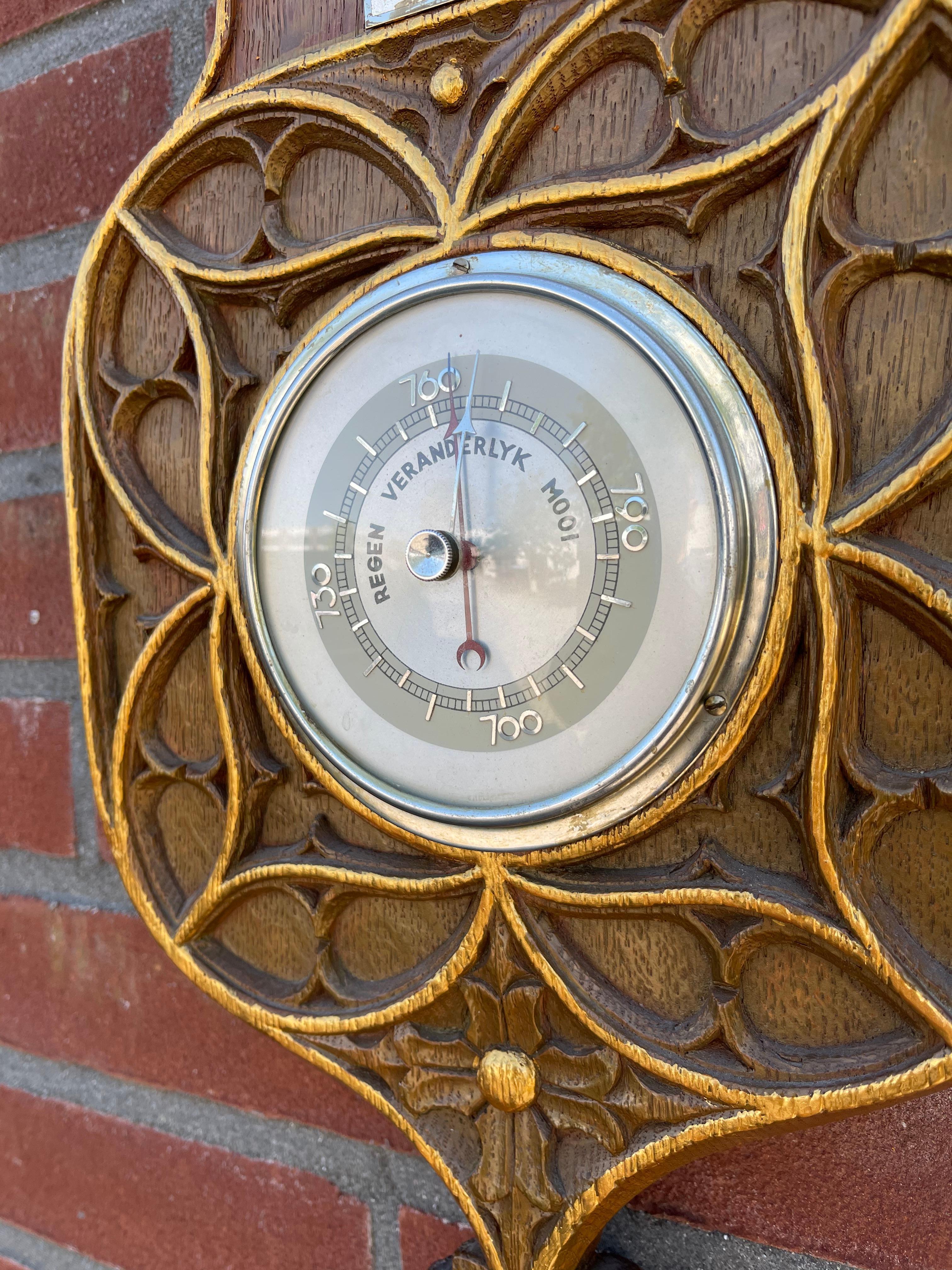 Doré Baromètre mural et thermomètre/station météo en chêne de style néo-gothique sculpté de main de maître en vente