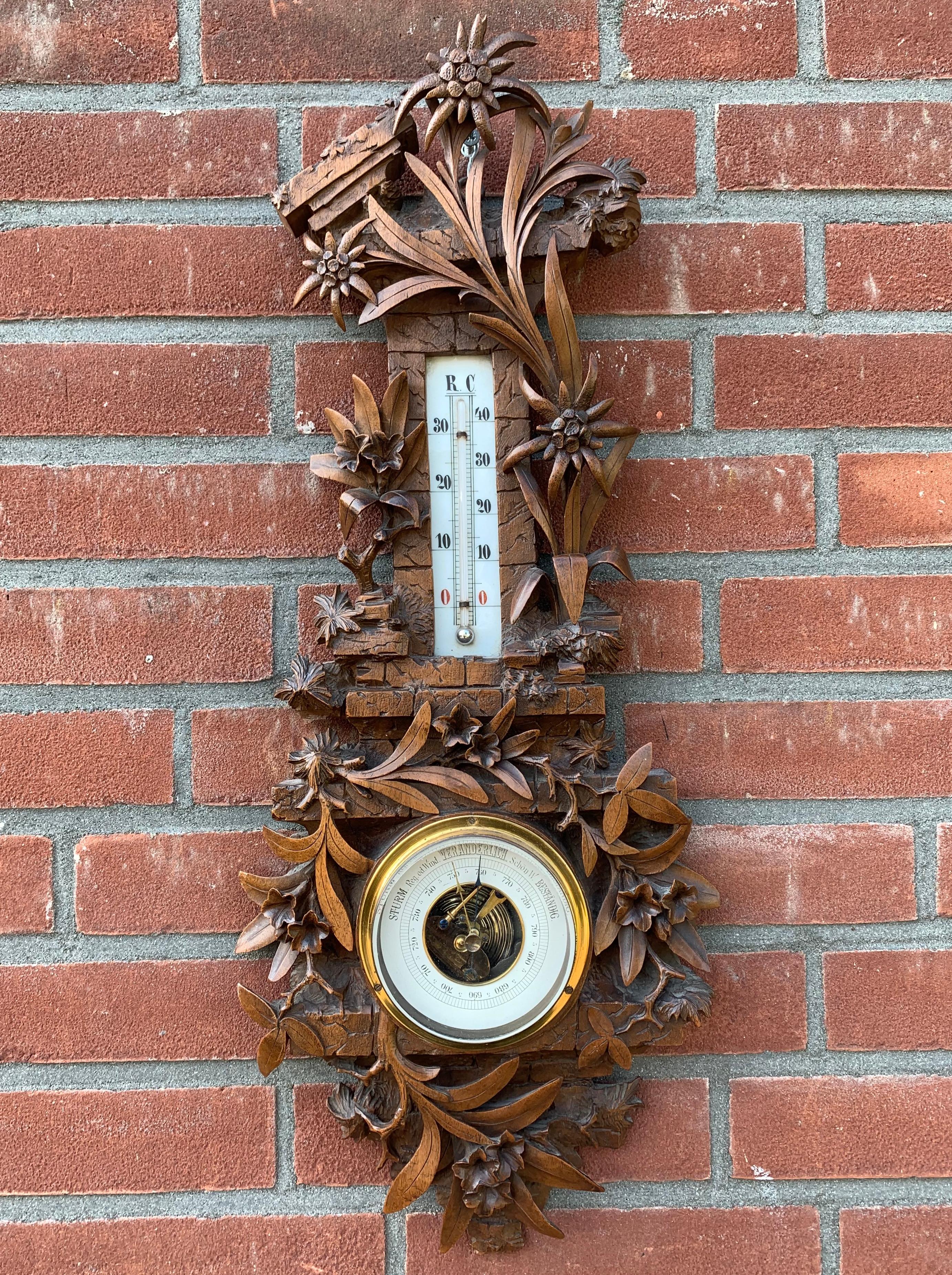 Baromètre / station météorologique suisse sculpté de qualité muséale supérieure

Ce baromètre antique ne concerne pas seulement l'actualité du temps, c'est aussi une véritable œuvre d'art et un vrai plaisir à regarder. L'attention portée aux détails