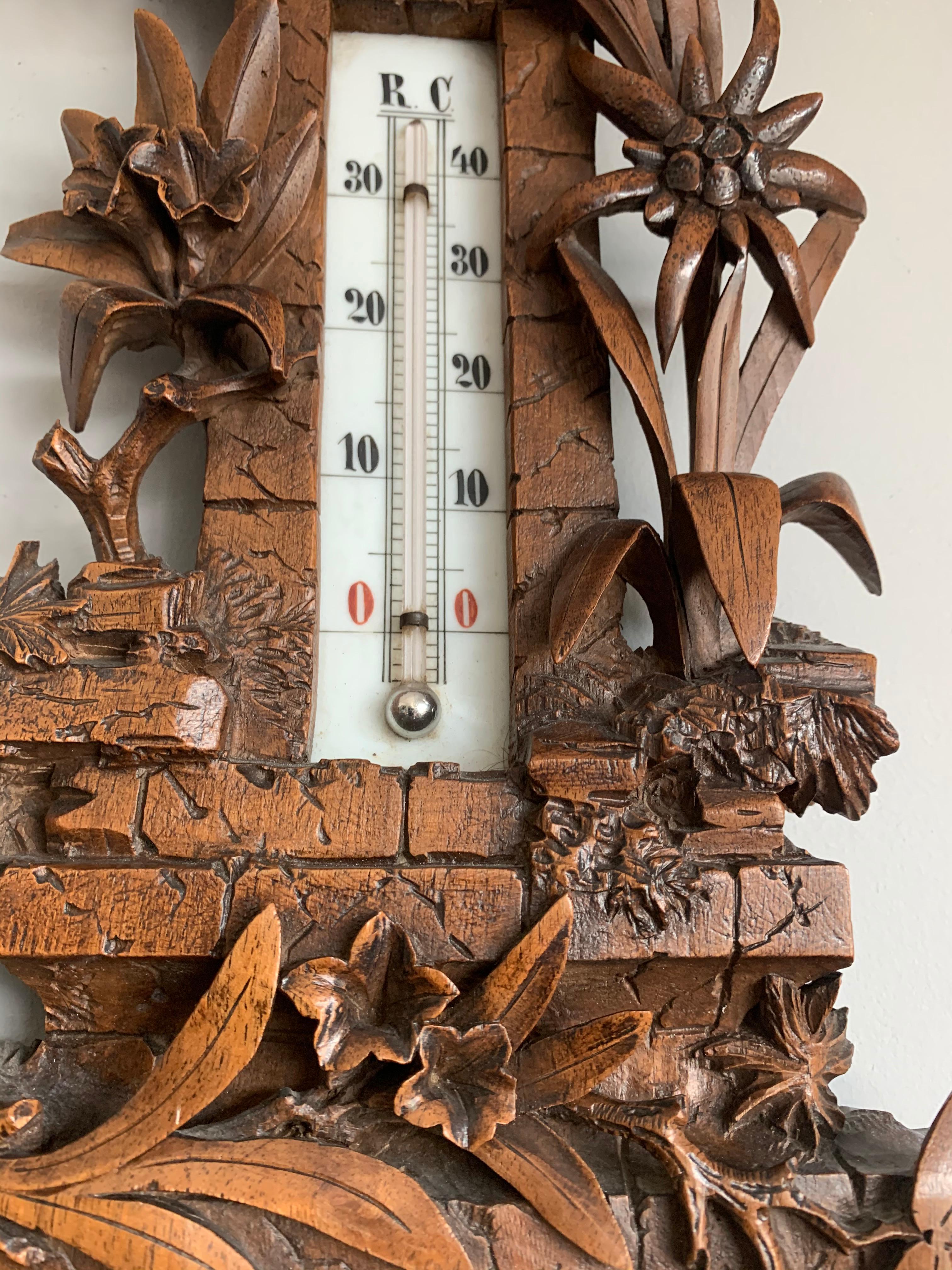 Sculpté à la main Masterly Craft w. Edelweiss Flowers Swiss Black Forest baromètre et thermomètre en vente