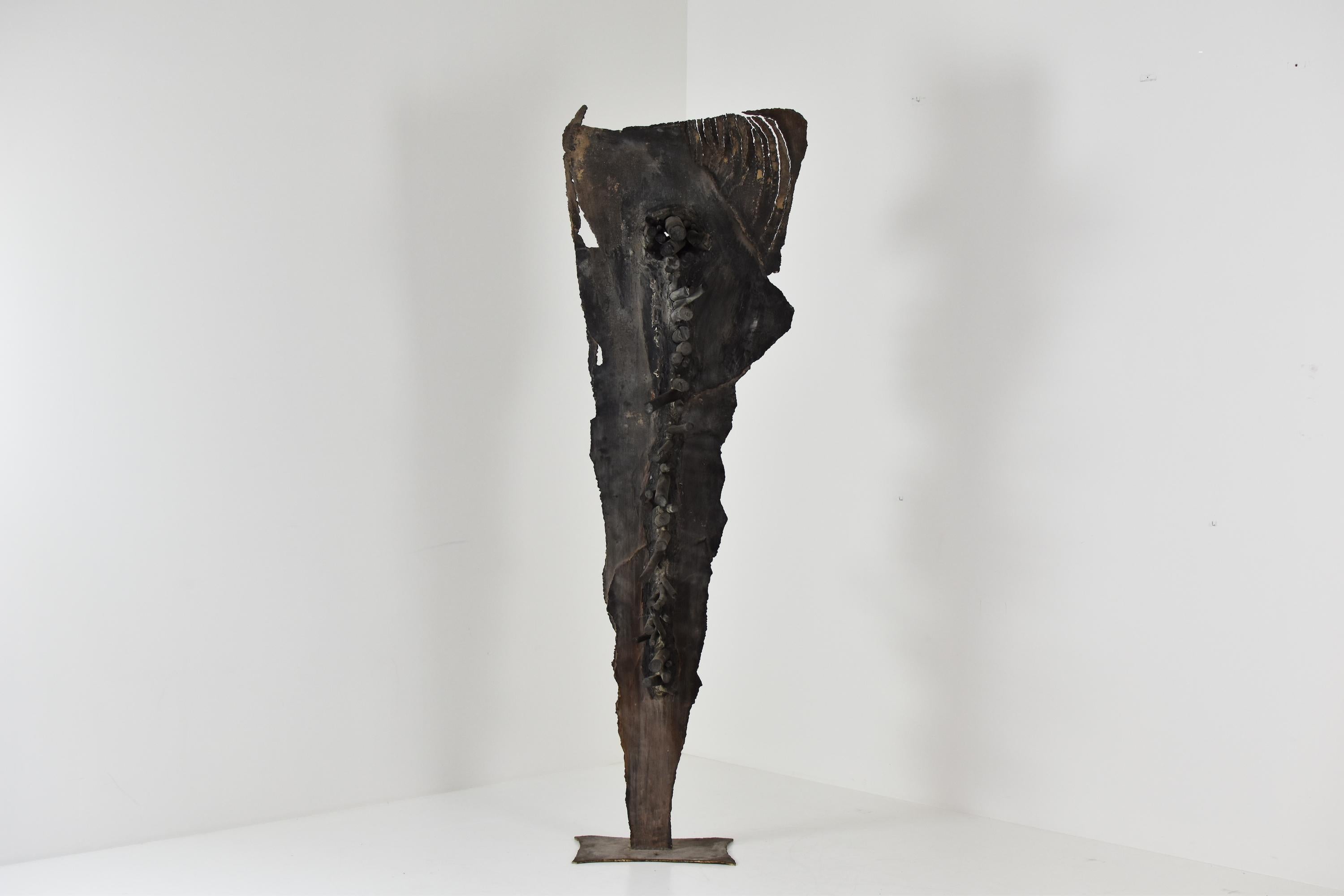 Chef-d'œuvre de la sculpture brutaliste des années 1960. Fabriqué en métal patiné brut et en charbon de bois fumé. Artistics inconnu. À la manière de Pia Manu. Mesure 214 cm de hauteur !