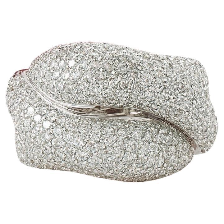 Anillo de diamantes de oro blanco de 18 quilates - 3,20 quilates

Obra maestra del arte orfebre, este llamativo anillo está elaborado en oro blanco macizo de 18 quilates y engastado con una suntuosa serie de diamantes talla brillante de