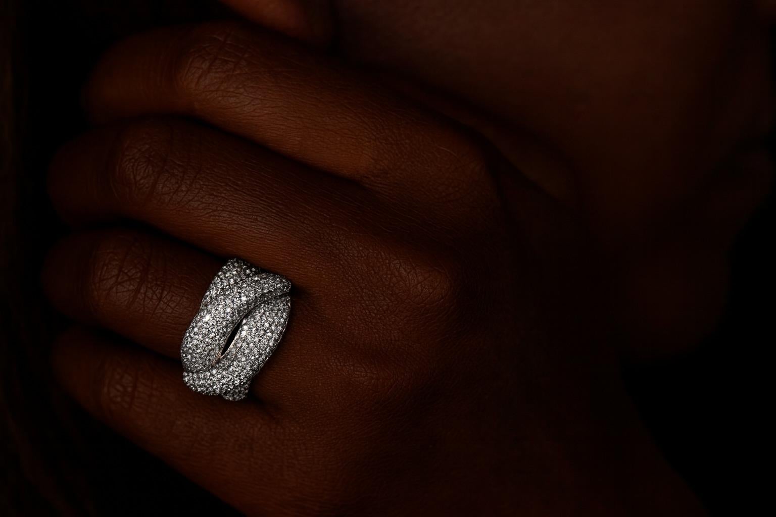 Anillo de diamantes con pavé de 3,20 quilates, obra maestra de fabricación italiana Corte redondo en venta