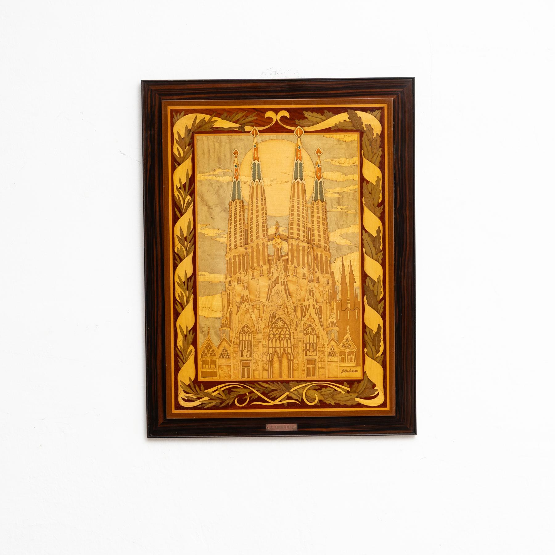 Esta excepcional obra de marquetería capta la grandeza y belleza de la emblemática Sagrada Familia de Antoni Gaudí, símbolo del modernismo catalán y del genio arquitectónico. Realizada hacia 1980 por el hábil artista J. Ordóñez, esta pieza es una