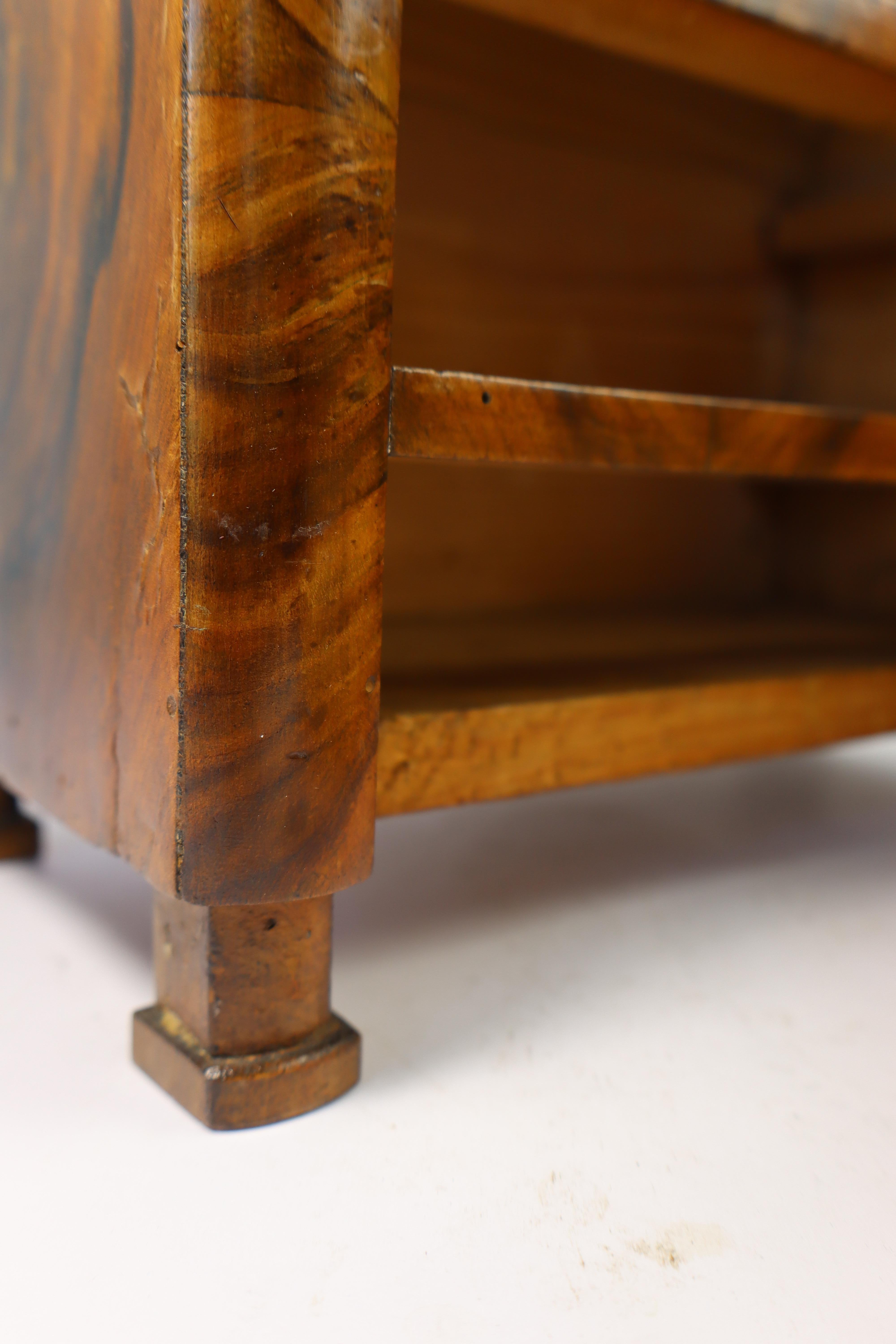 Pièce de maîtrise, commode Louis Philippe en noyer en vente 4