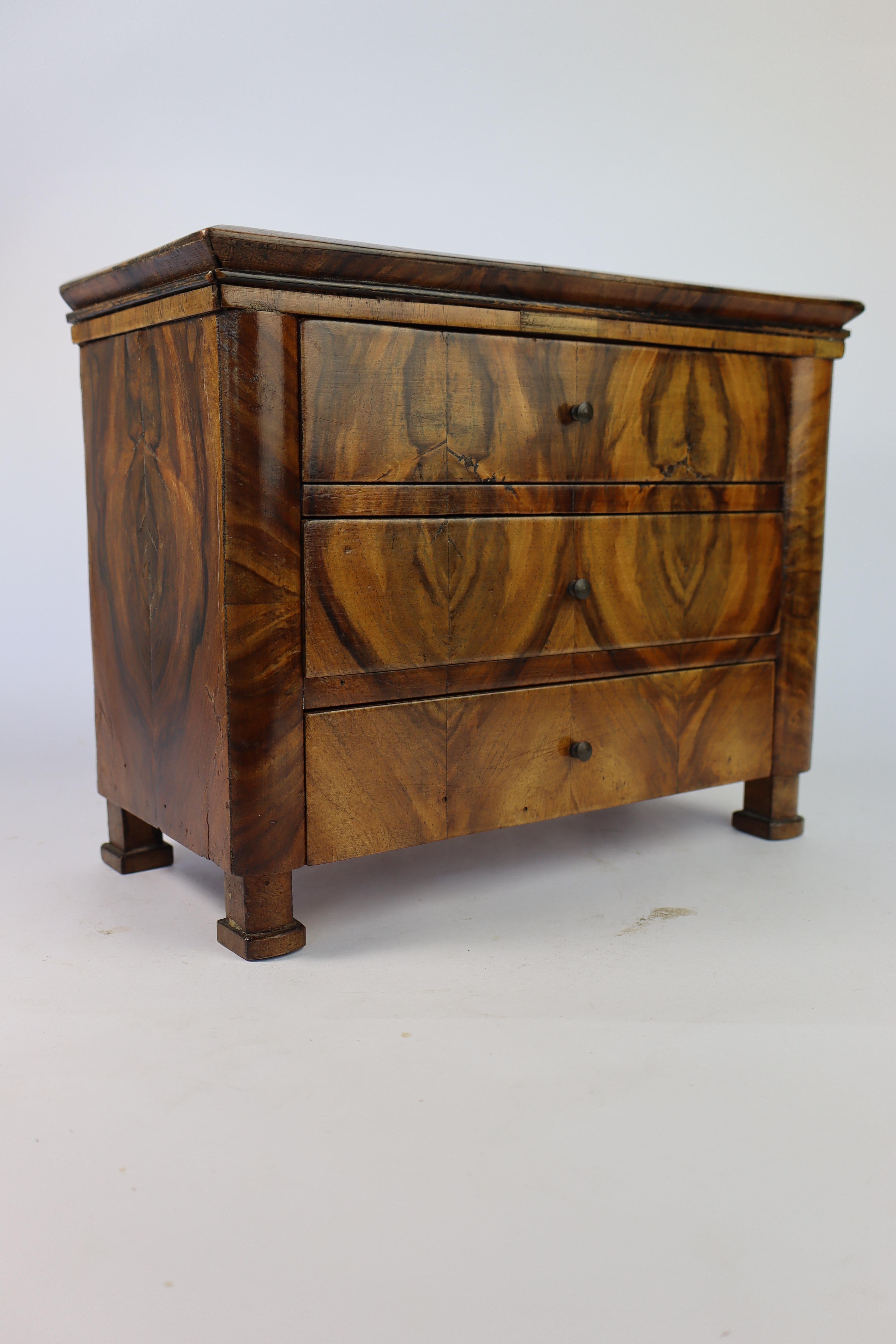 Placage Pièce de maîtrise, commode Louis Philippe en noyer en vente