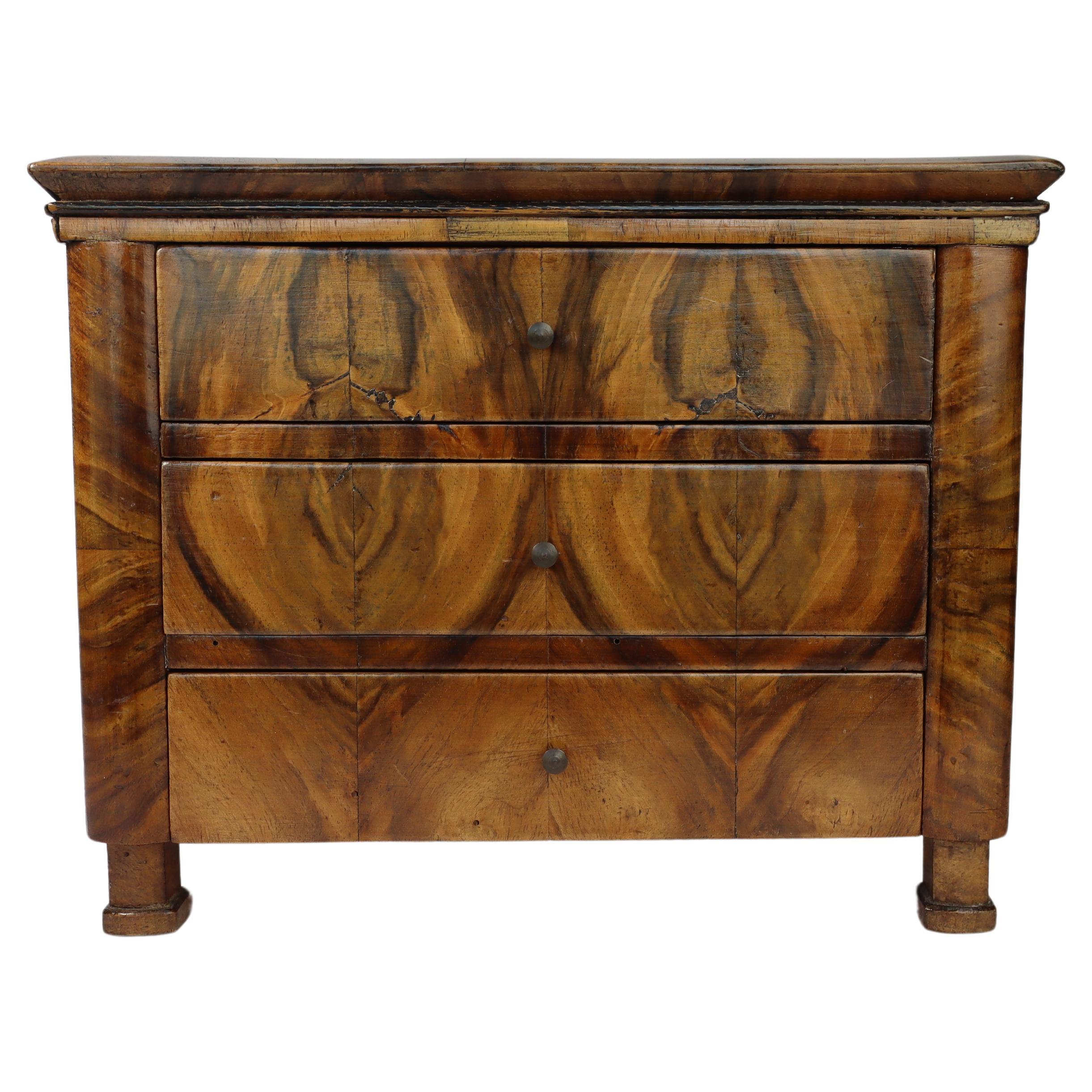 Pièce de maîtrise, commode Louis Philippe en noyer en vente