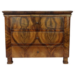 Antique Masterpiece or "Pièce de maîtrise" Louis-Philippe chest of drawers in walnut 
