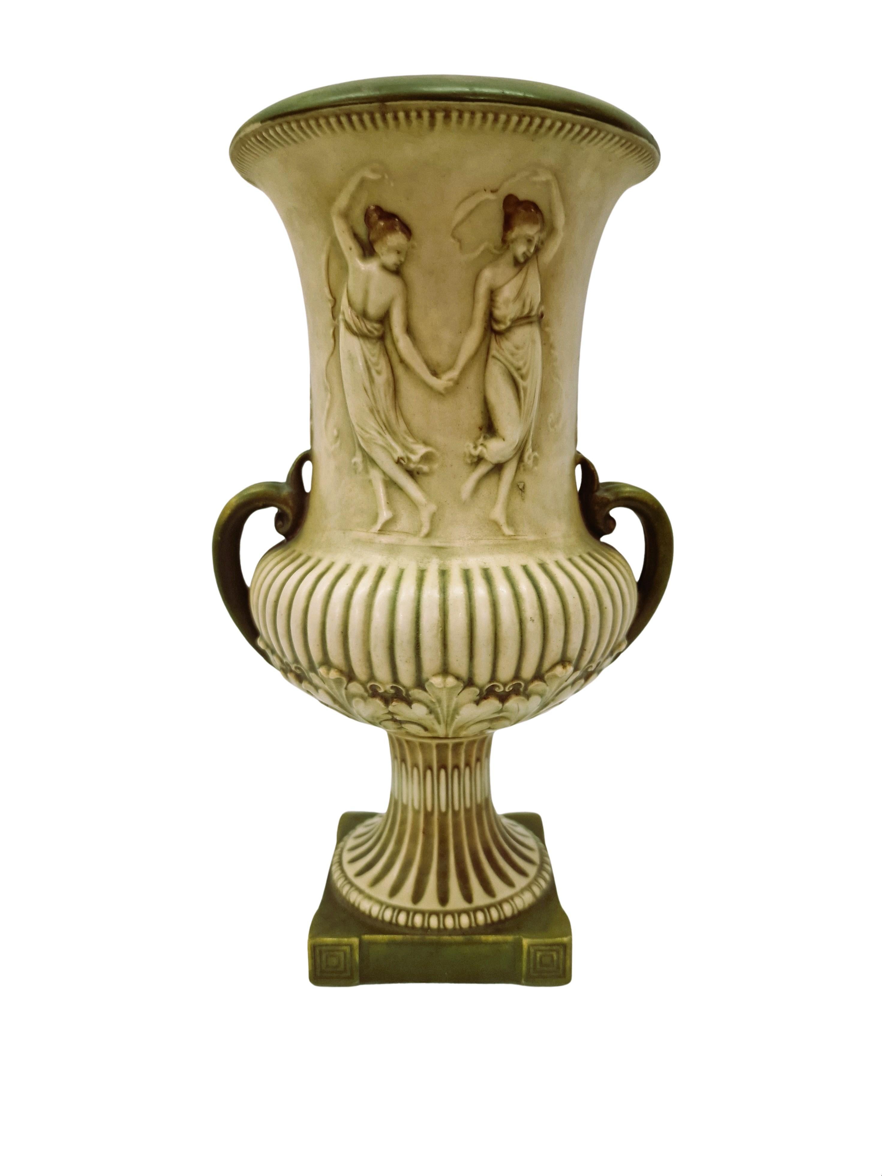 Questo splendido vaso è stato realizzato da Thurn Teplitz Porcelain, con il supporto del designer Ernst Wahliss (1837 - 1900). Il vaso ha una forma ad anfora, è dipinto a mano e presenta il marchio iniziale sul lato inferiore.

Il vaso di porcellana