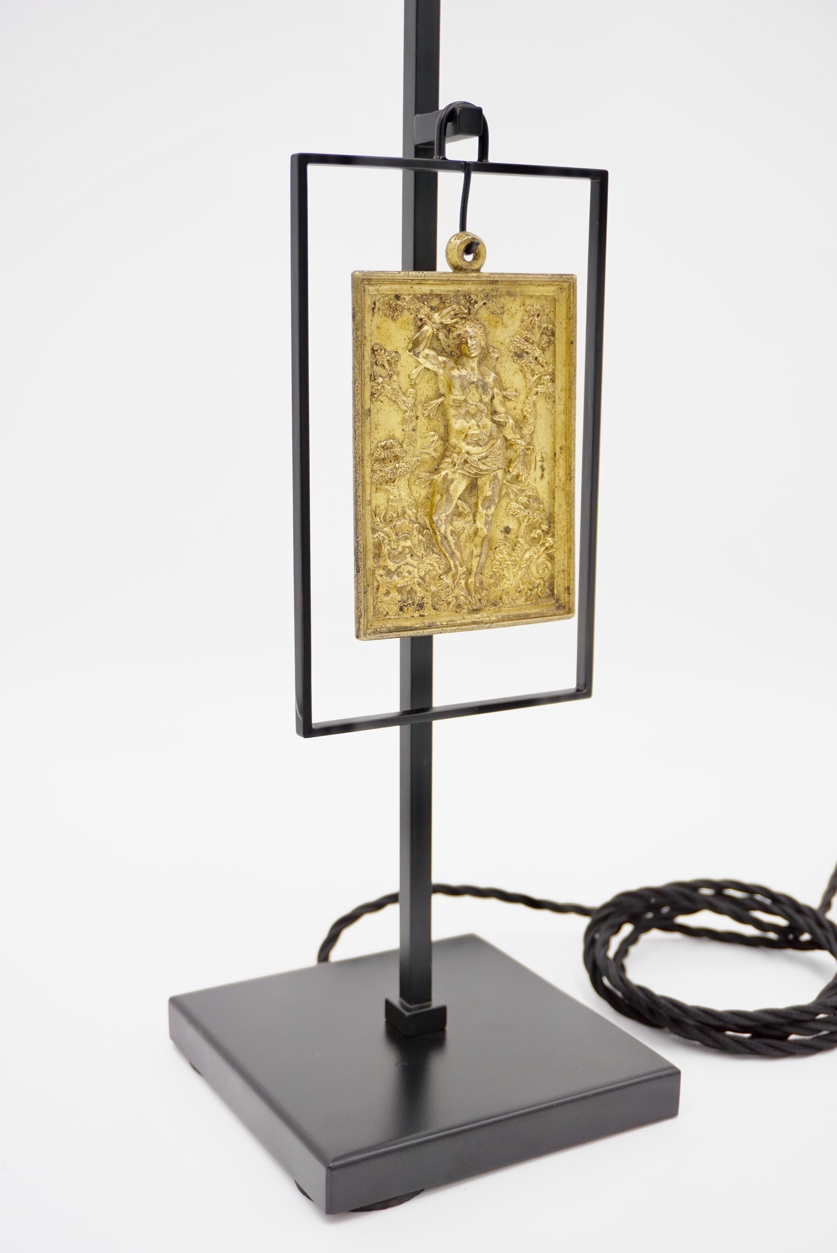 Lampe de bureau « Masterpieces of Light » en laiton avec plaque en bronze de S. Sebastiano XVII en vente 3