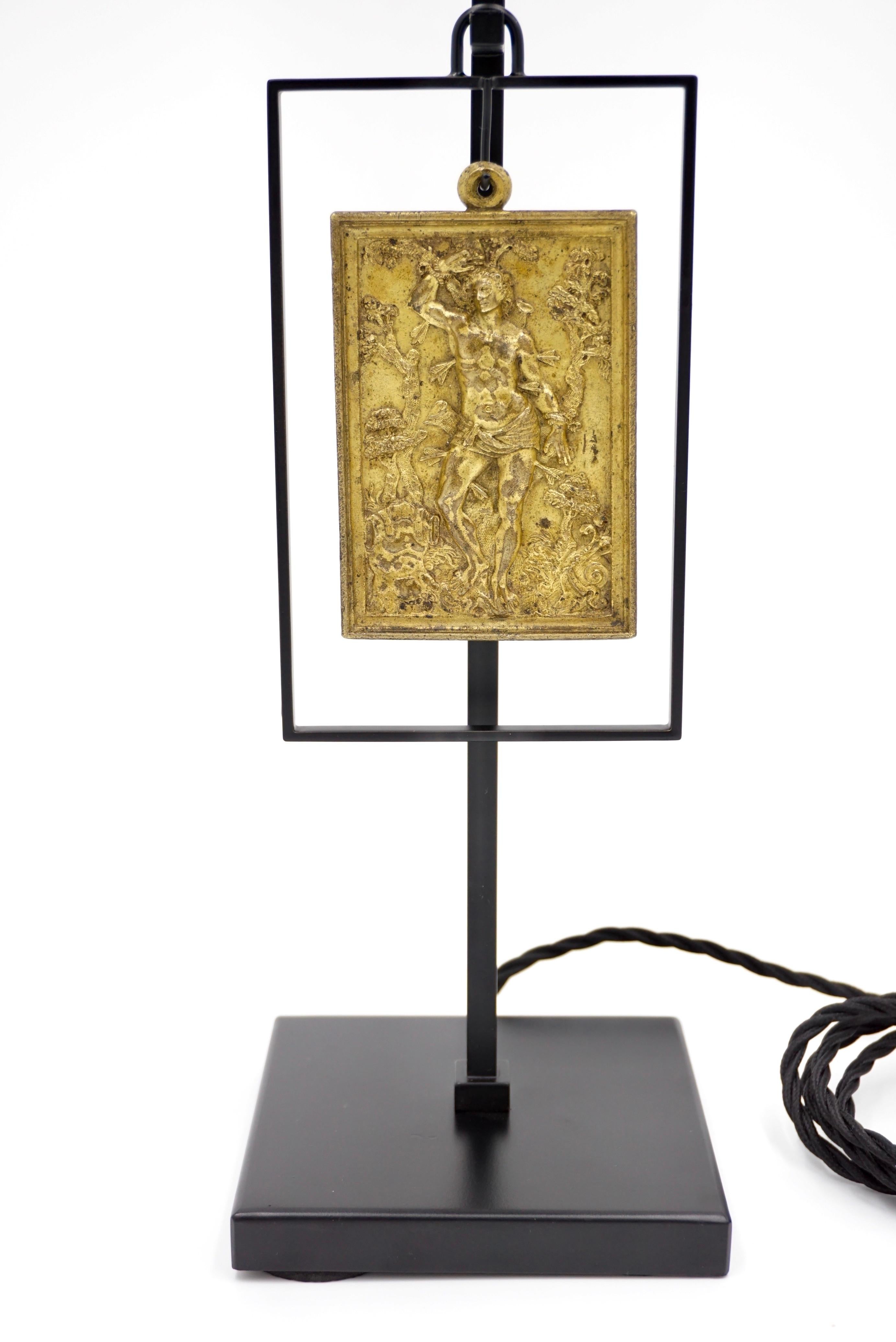 Laiton Lampe de bureau « Masterpieces of Light » en laiton avec plaque en bronze de S. Sebastiano XVII en vente