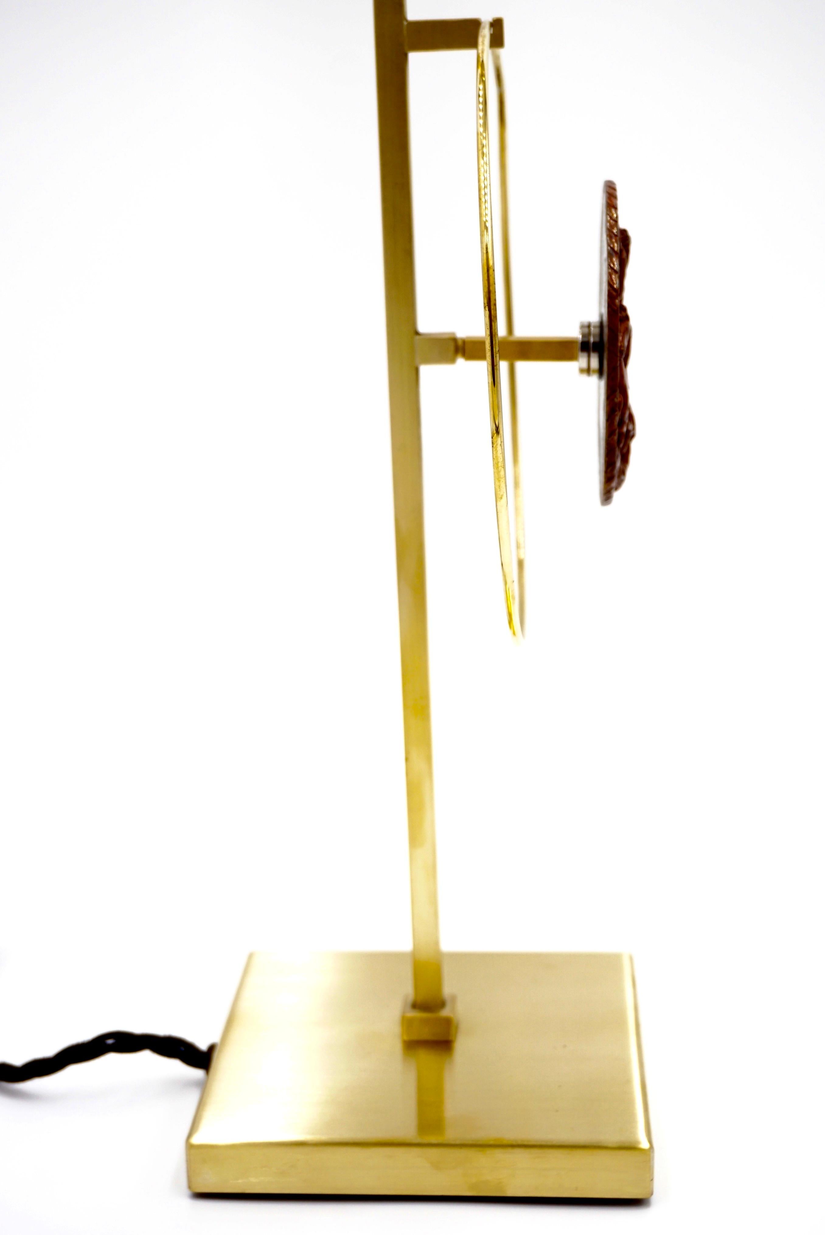 Lampe de table en laiton « Masterpieces of Light » avec sculpture en cuivre de Van Vianen XVII en vente 4