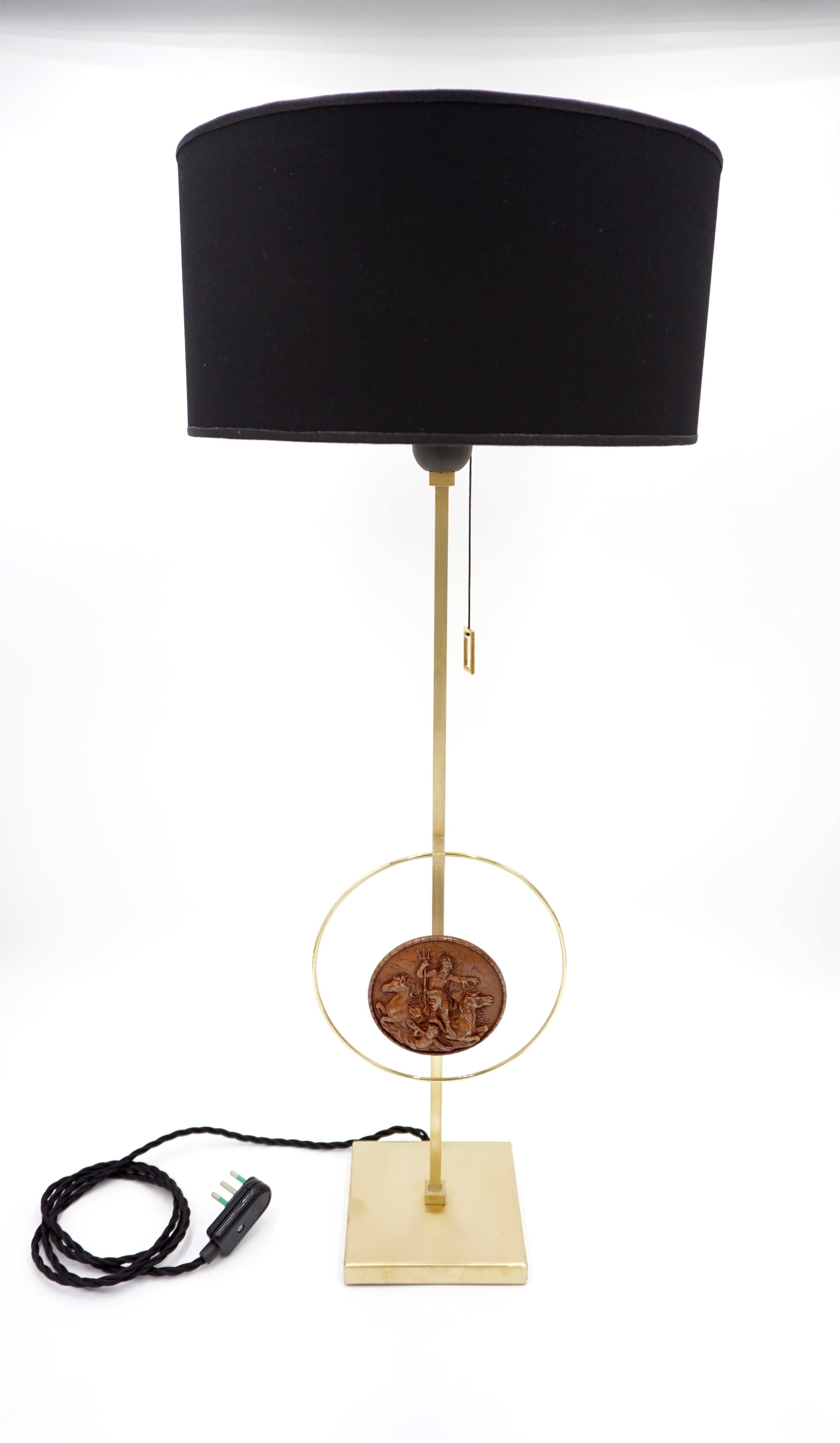 Lampe de table en laiton « Masterpieces of Light » avec sculpture en cuivre de Van Vianen XVII en vente 9