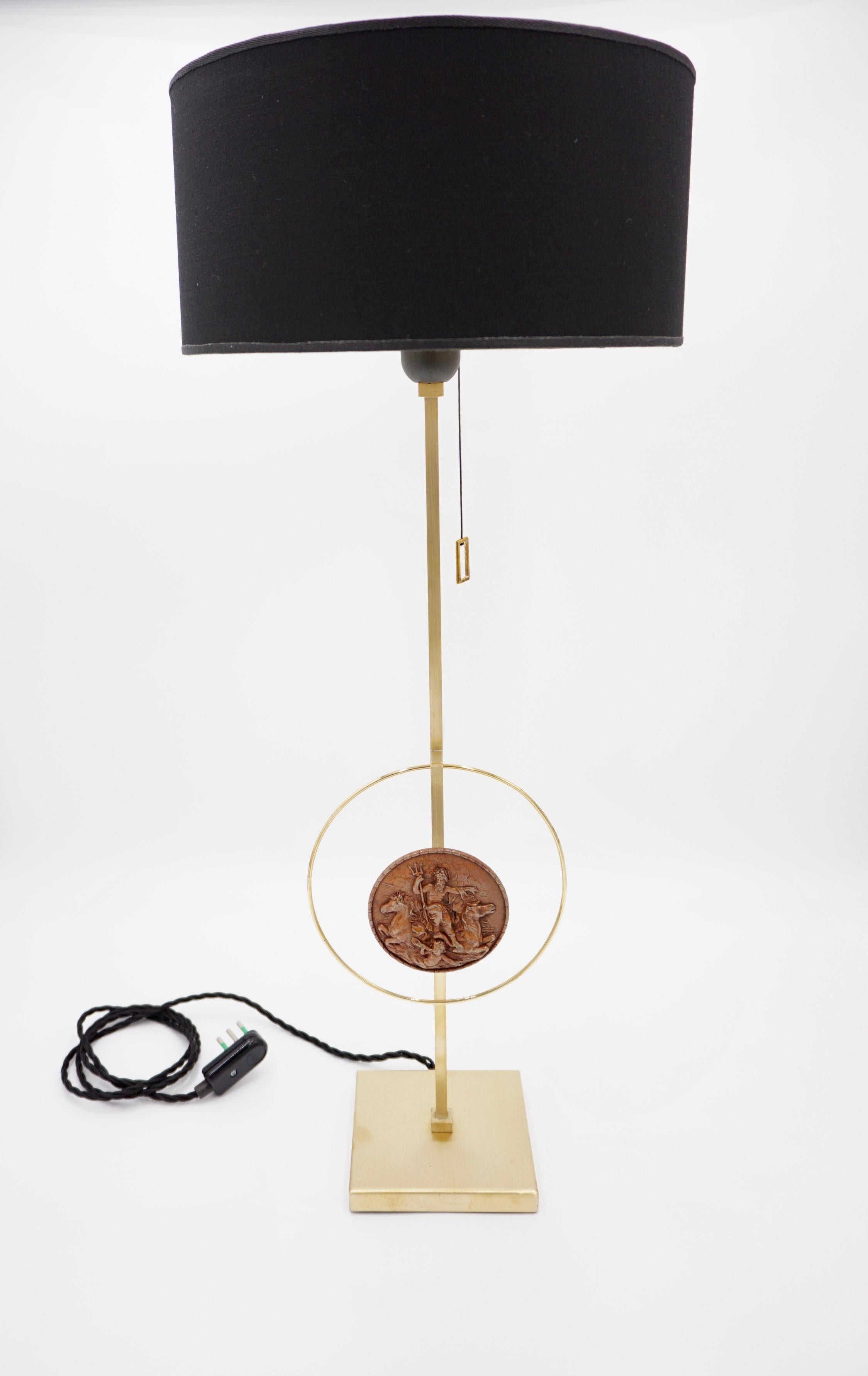 Moderne Lampe de table en laiton « Masterpieces of Light » avec sculpture en cuivre de Van Vianen XVII en vente