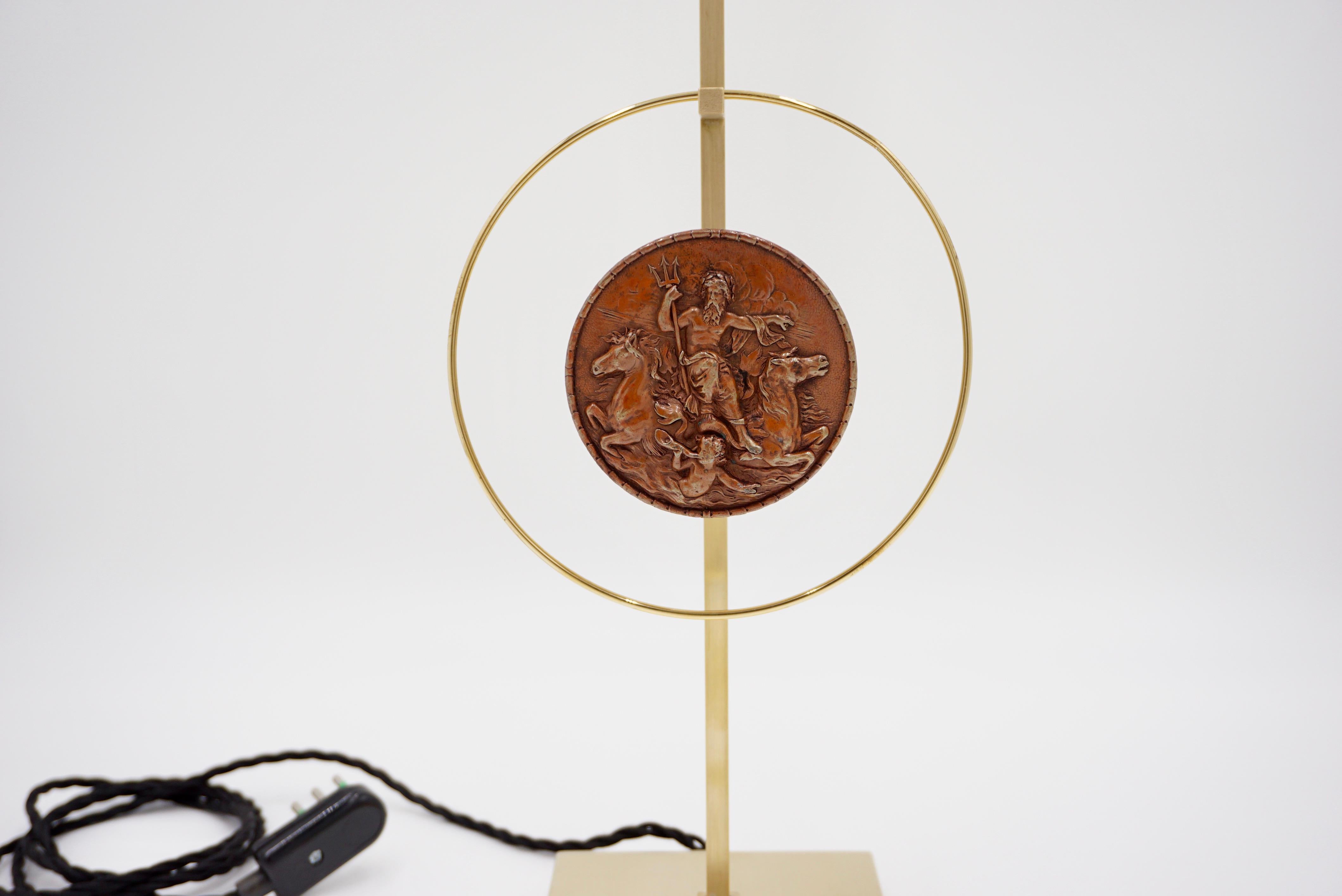 italien Lampe de table en laiton « Masterpieces of Light » avec sculpture en cuivre de Van Vianen XVII en vente