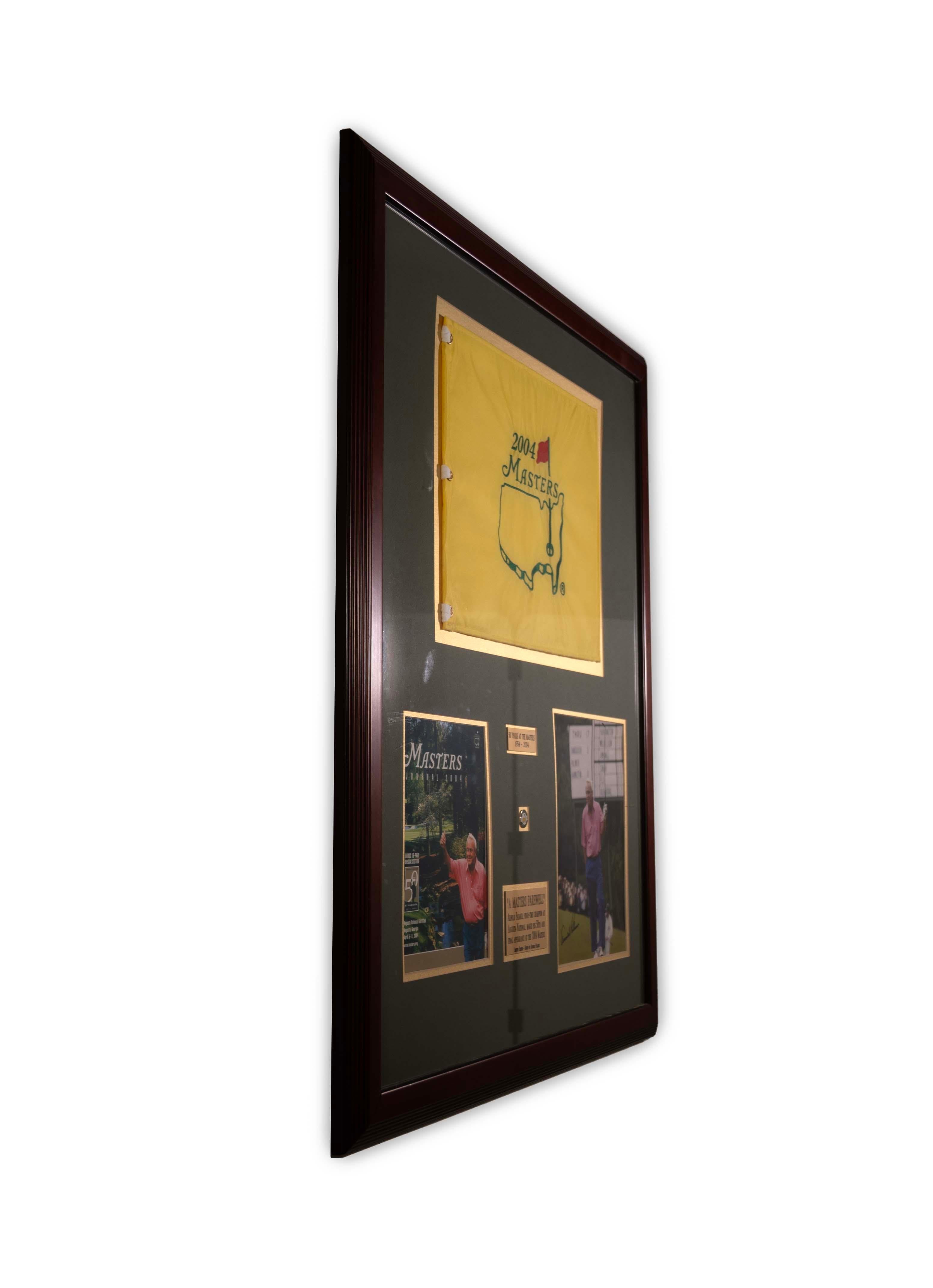 Américain Photographie, drapeau et épingle signées Arnold Palmer, Masters 2004 dans un cadre pour souvenirs en vente