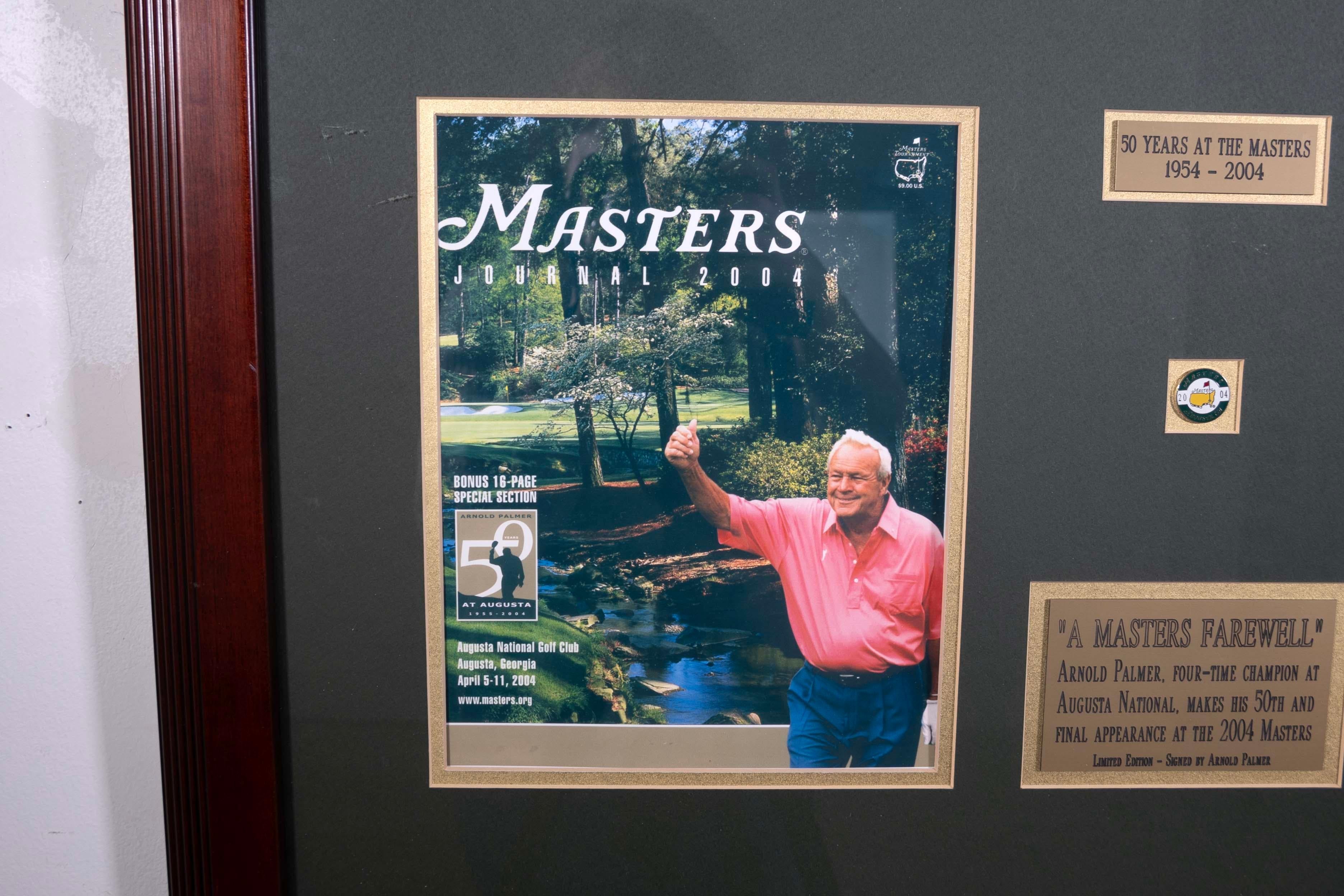Masters 2004 Arnold Palmer signiert Foto, Flagge, & Pin in Memorabilia Frame (21. Jahrhundert und zeitgenössisch) im Angebot