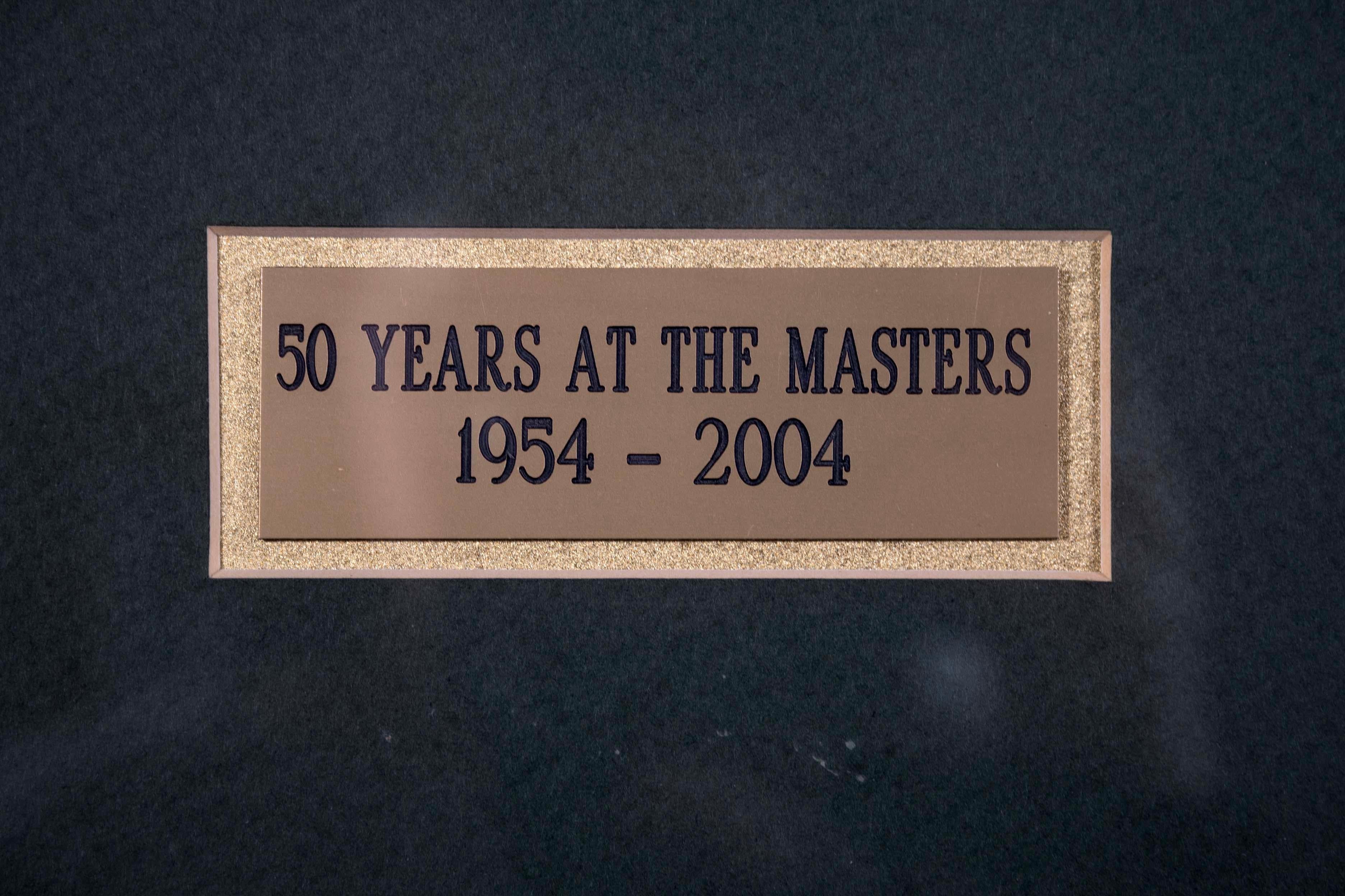 Verre Photographie, drapeau et épingle signées Arnold Palmer, Masters 2004 dans un cadre pour souvenirs en vente