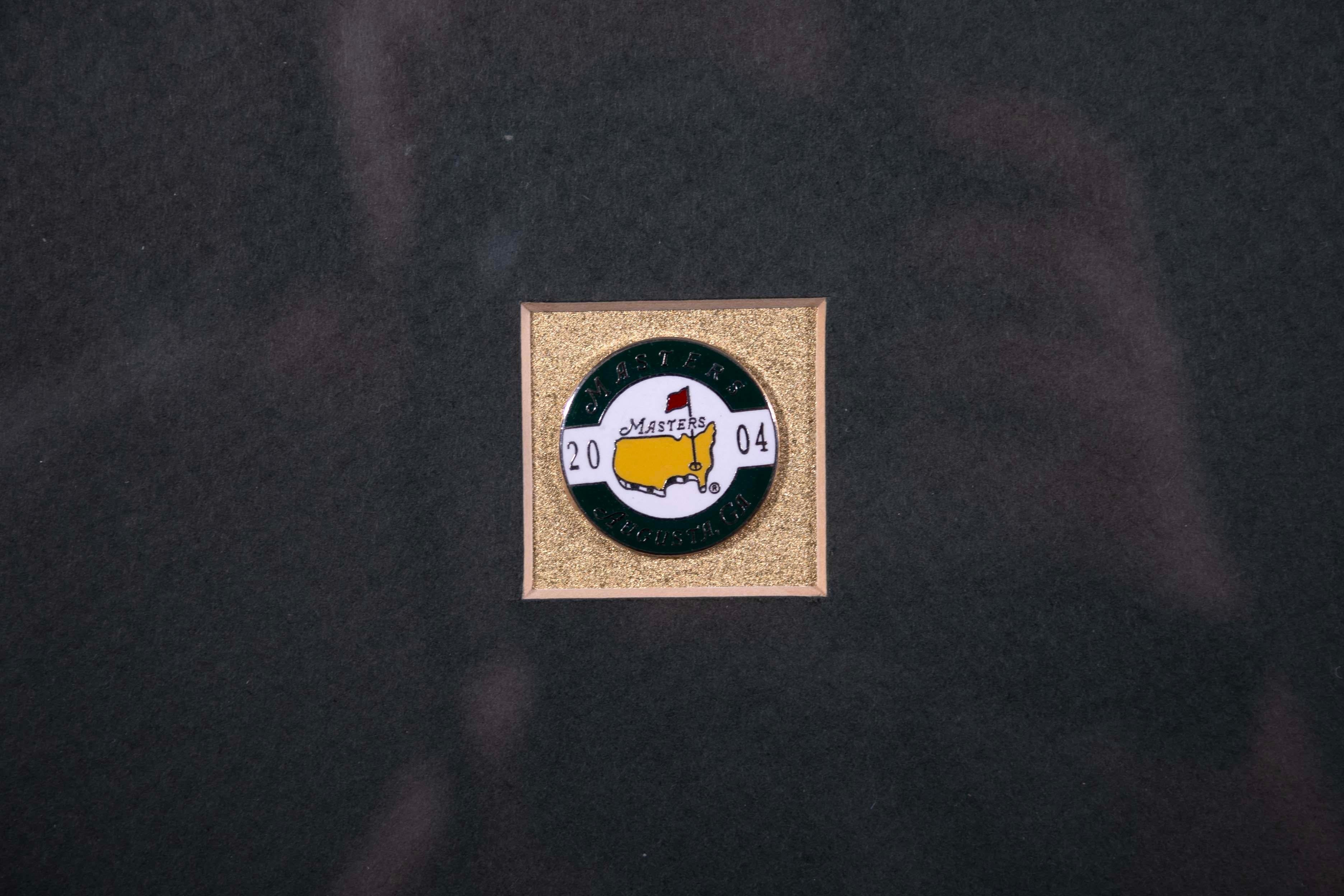 Photographie, drapeau et épingle signées Arnold Palmer, Masters 2004 dans un cadre pour souvenirs en vente 1