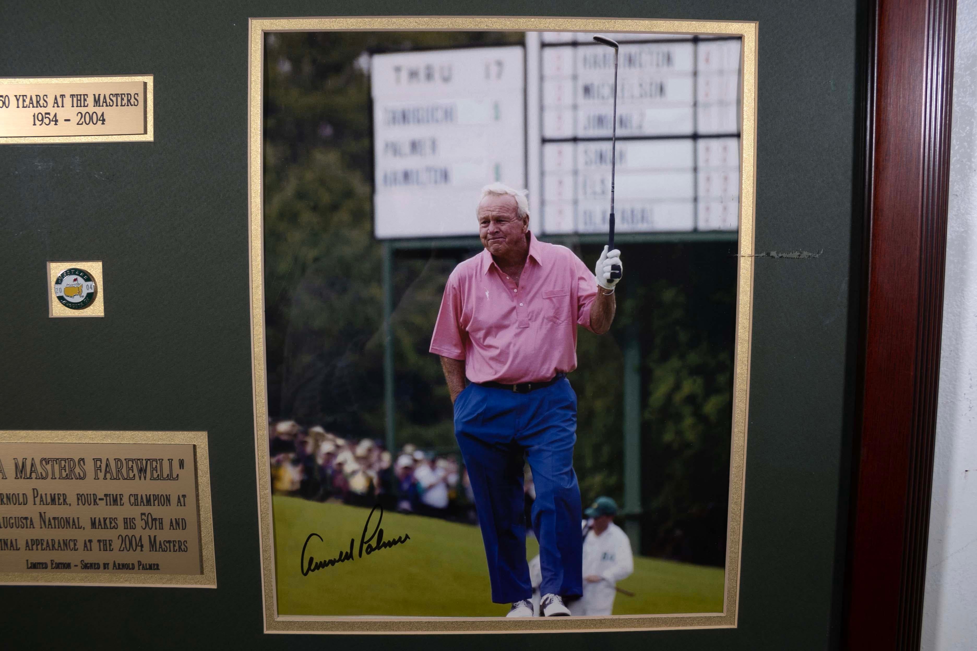 Photographie, drapeau et épingle signées Arnold Palmer, Masters 2004 dans un cadre pour souvenirs en vente 3