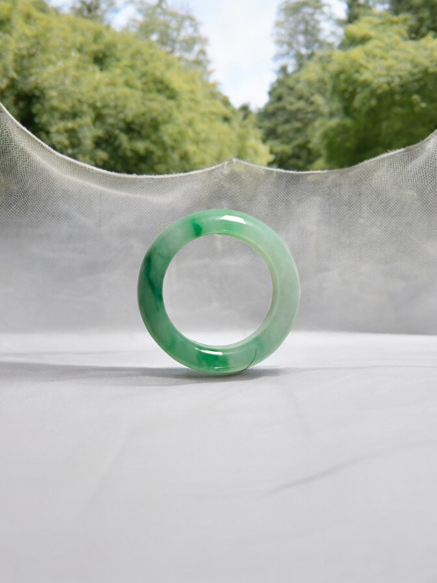 Bague de cocktail pour hommes et femmes (unisexe) en jadéite verte certifiée de Birmanie. Non traité et 100% Naturel

Notre série la plus fine et la plus translucide de bagues Infinity en jadéite A de Birmanie. Notre jadéite exclusive, triée sur le