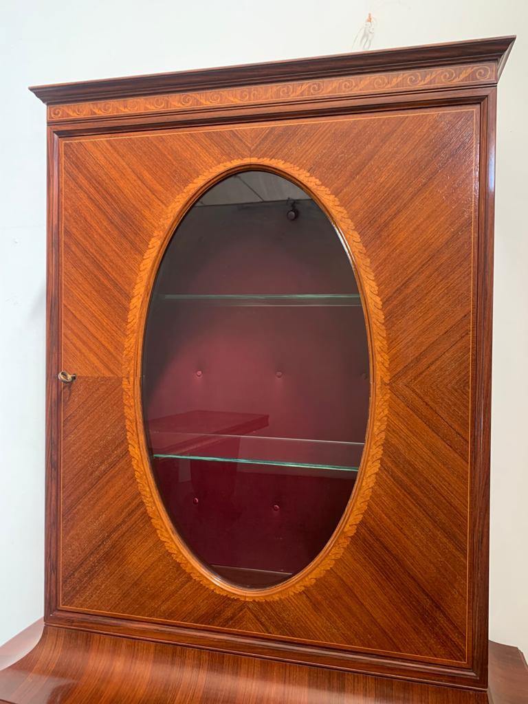 Sideboard mit Vitrine von Paolo Buffa für La Permanente Mobili Cantù, 1950er Jahre. Mahagoni-Struktur auf der Vorderseite und an den Seiten bewegt. Der untere Teil hat zwei Türen, die mit Rauten verziert und von floralen Intarsien umgeben sind. Der