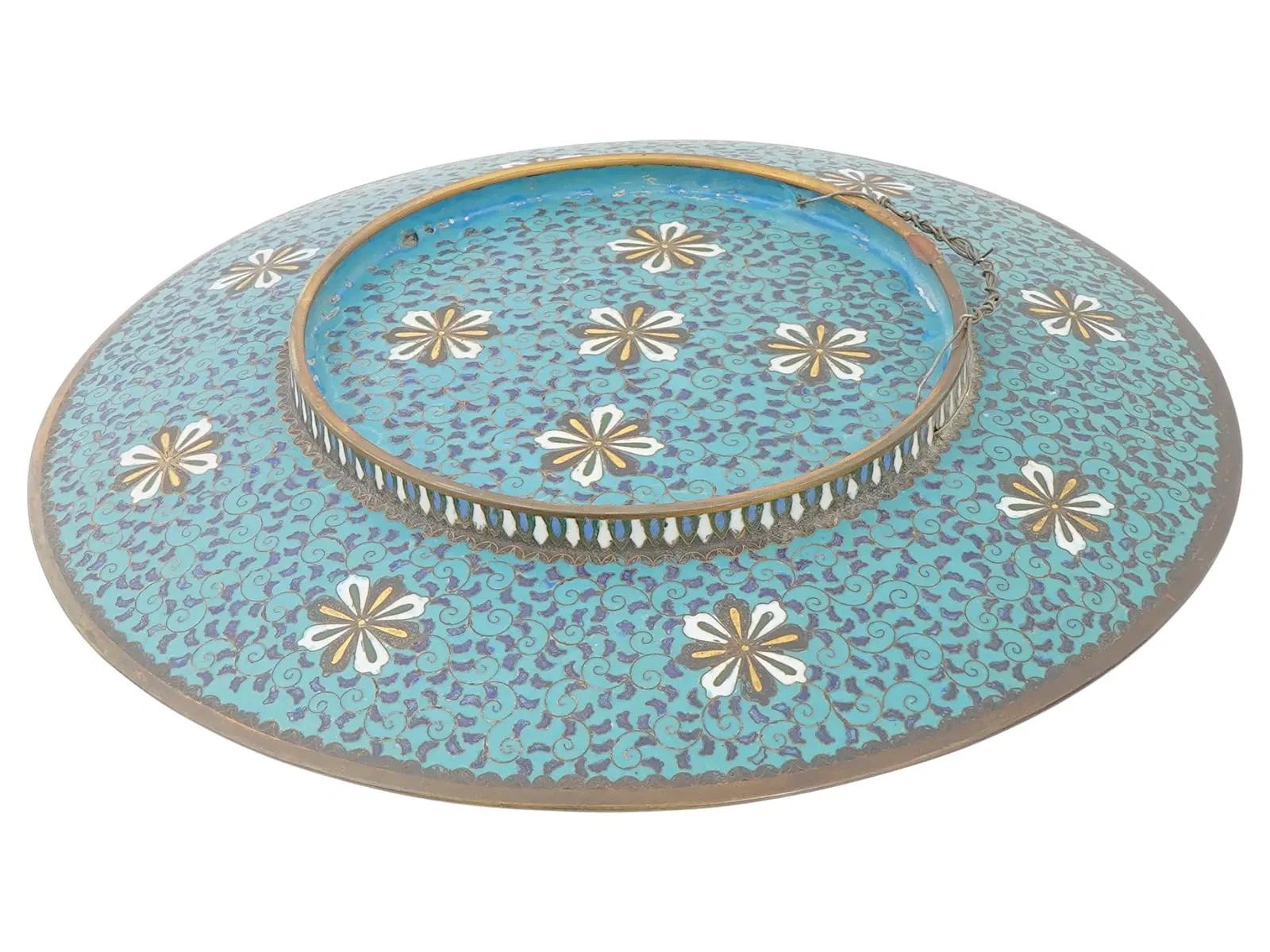 Masterwork Pair of Meiji Japanese Cloisonne Enamel Plates with Cranes Pheasant Bon état - En vente à Long Island City, NY