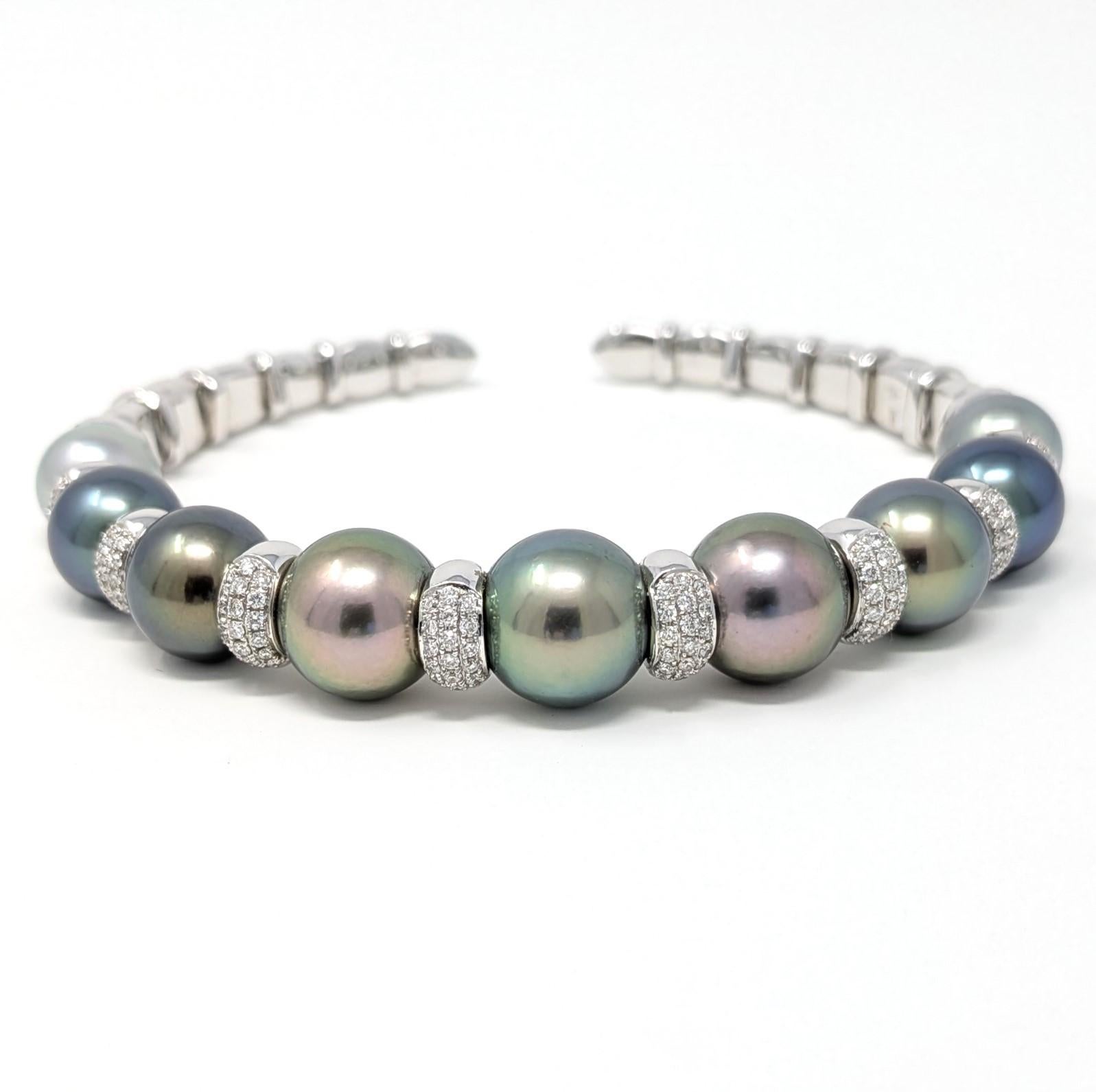 Marke / Designer : Mastoloni
Edelstein : Tahiti-Perlen, Diamanten
Metall : 18K Massiv Weißgold

Atemberaubendes Mastoloni Tahiti-Perlen- und Diamant-Armband aus der Sorrento-Kollektion. Die Größe der Perlen reicht von 9 mm bis 11 mm. Diese elegante