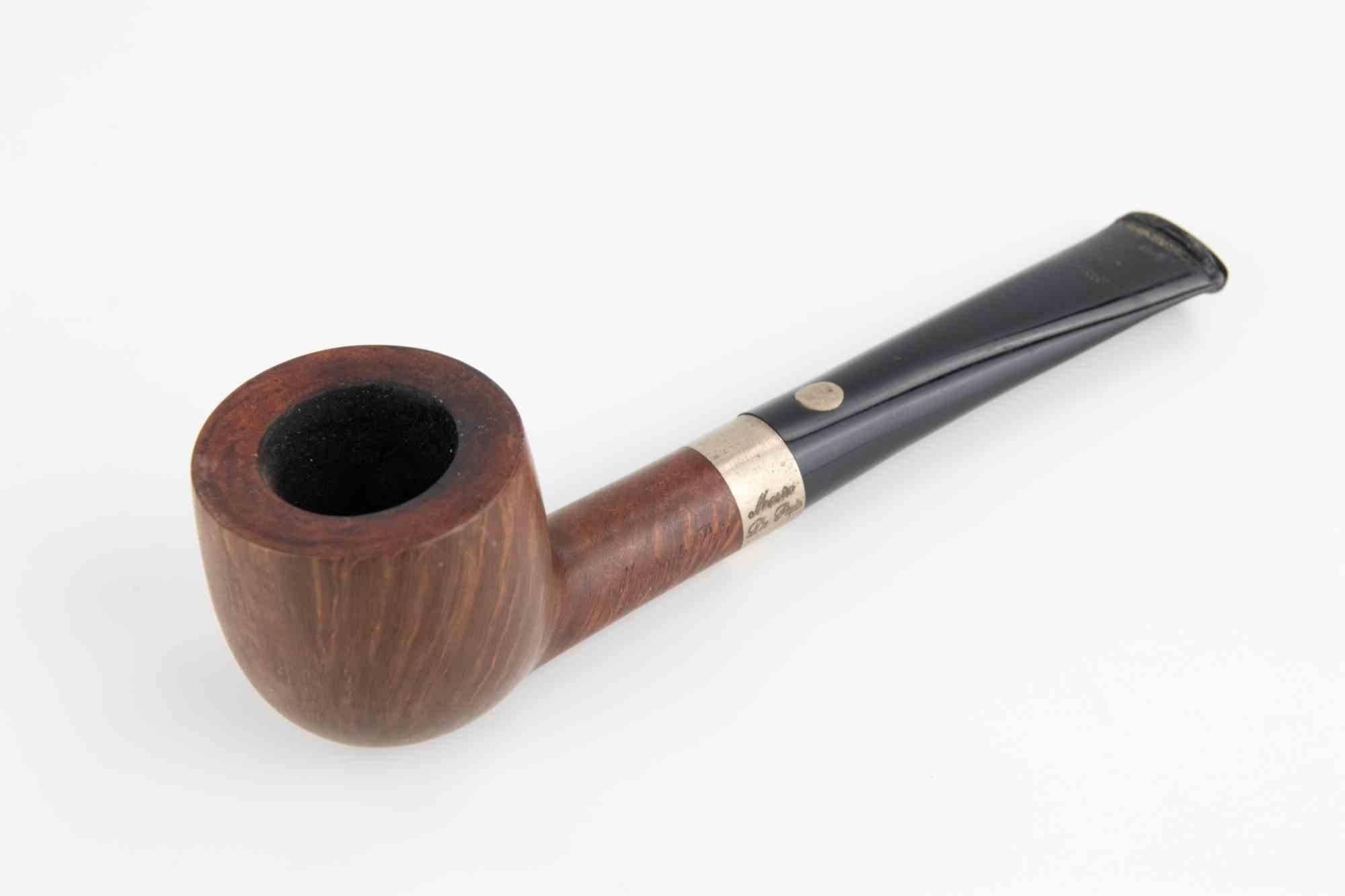 Questa pipa è una Maestro de Paja, uno stimato marchio italiano riconosciuto per l'artigianalità e le finiture eleganti. L'iscrizione 