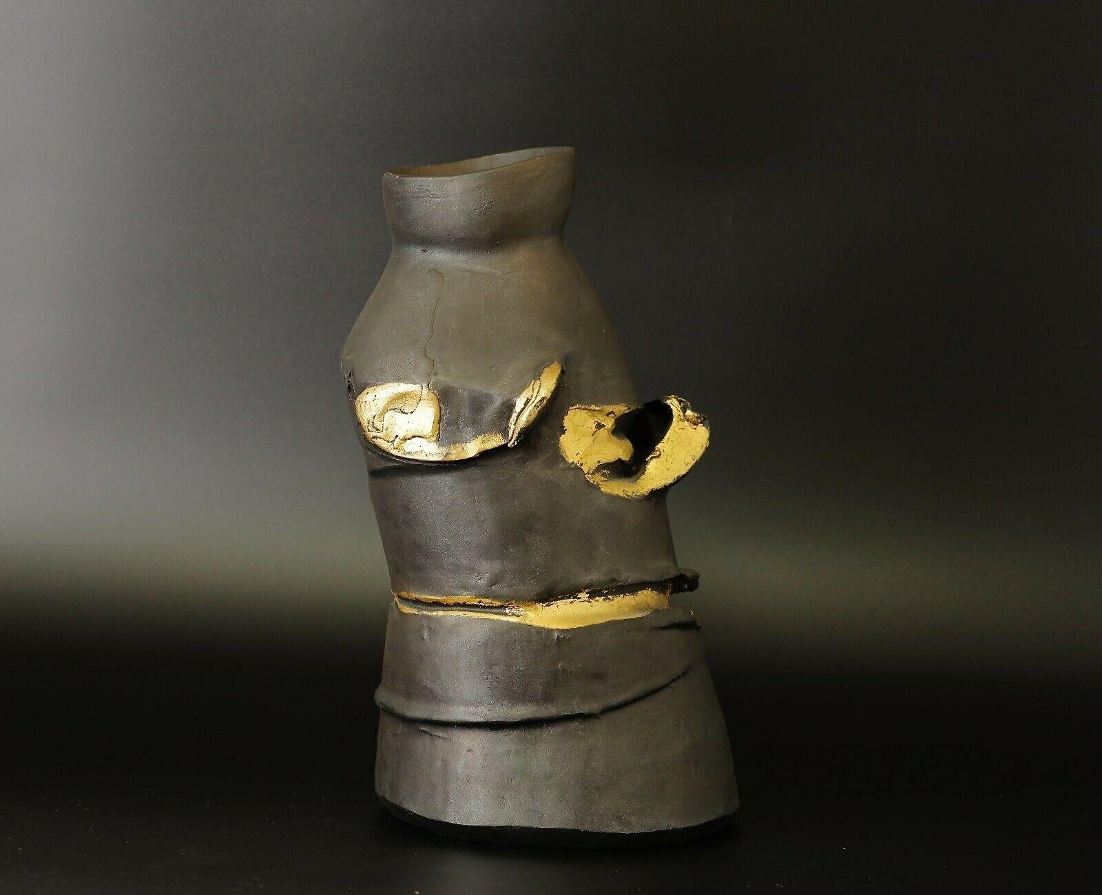 Seltene und spektakuläre Masuo Ikeda Bronze Gefäß / Vase mit Gold Details. 
Es handelt sich um eine limitierte Auflage von 28/30 Exemplaren und ist signiert. Kommt mit seiner ursprünglichen Holzkiste (tomobako).

 Ikeda Masuo ( 池田 満寿夫 ) war ein