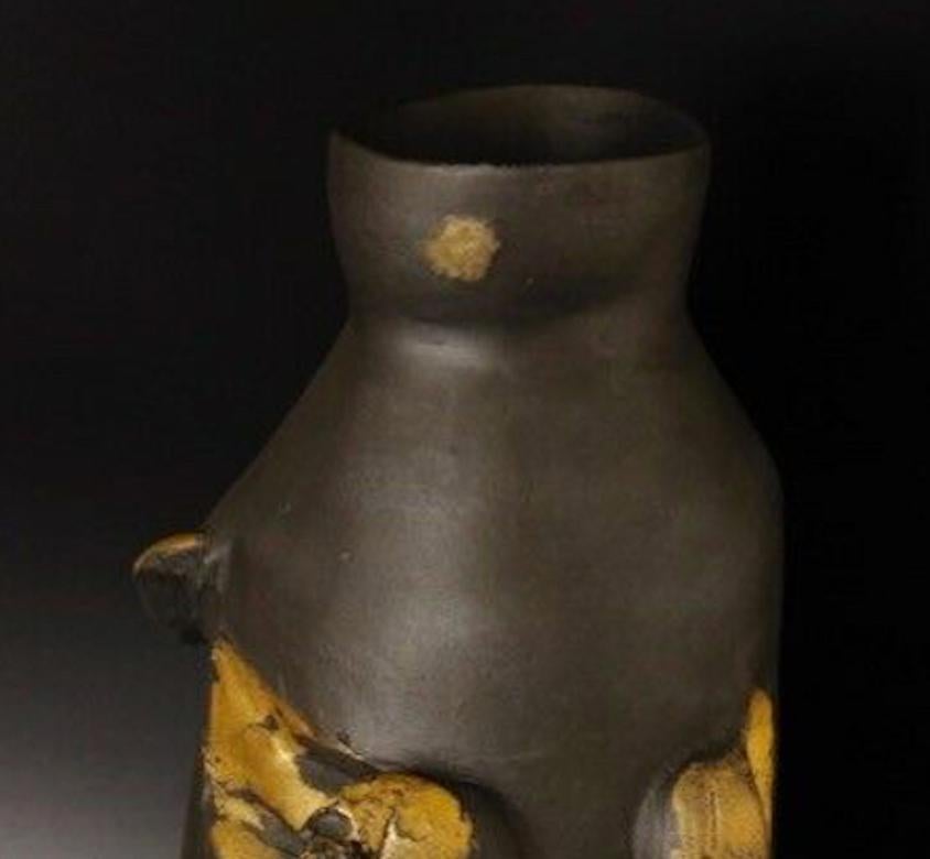 Masuo Ikeda sculptural Bronze vase with gold touches In Good Condition For Sale In Uccle, BE
