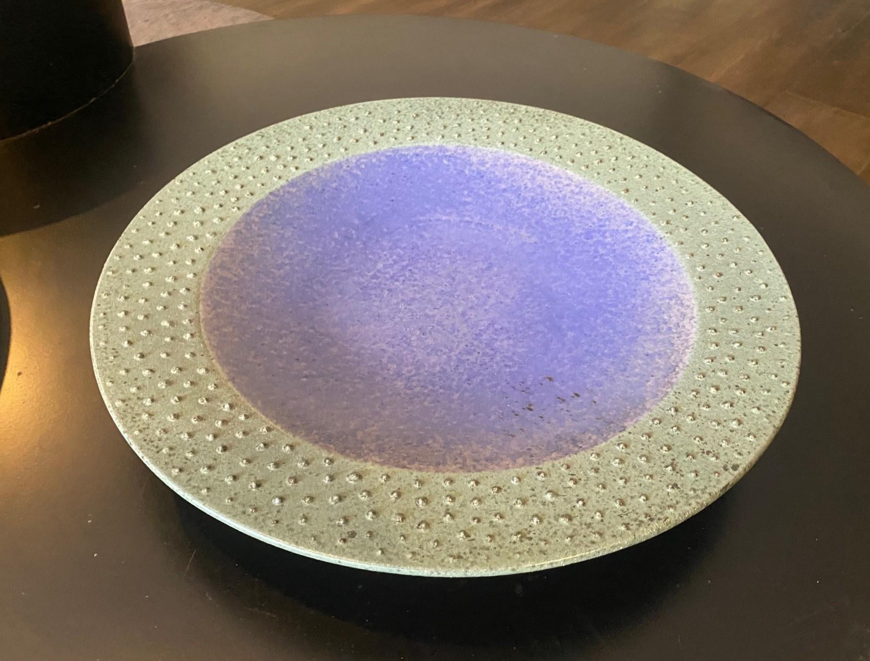 Un meraviglioso e grande caricatore/ciotola/rilievo da parete in Studio Pottery moderno del maestro ceramista nippo-americano Masuo Ojima. La texture e i colori vivaci sono incredibili.  Il pezzo dal design modernista è dotato di un filo attaccato