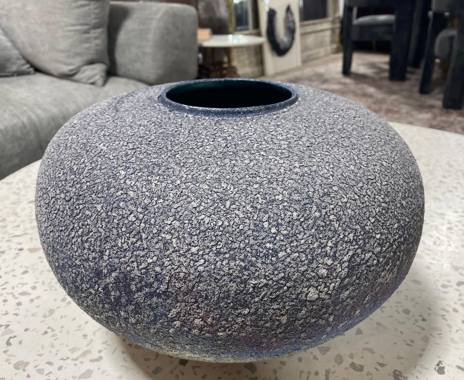 Poteries Grand vase en céramique japonaise asiatique cuite au feu de bois signé Masuo Ojima en vente