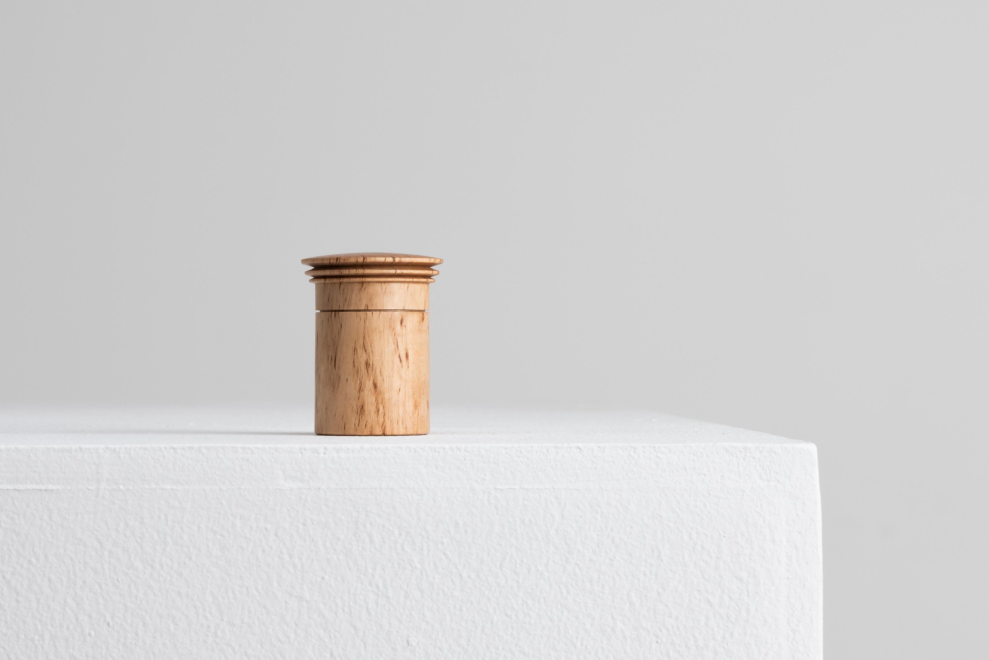 Tenemos a la venta una caja de abedul Masur fabricada por el maestro tornero Ray Key (1942-2018). Ray Key fue uno de los torneros de madera más elogiados de cualquier generación. Sus obras se encuentran en colecciones de museos de todo el mundo. En