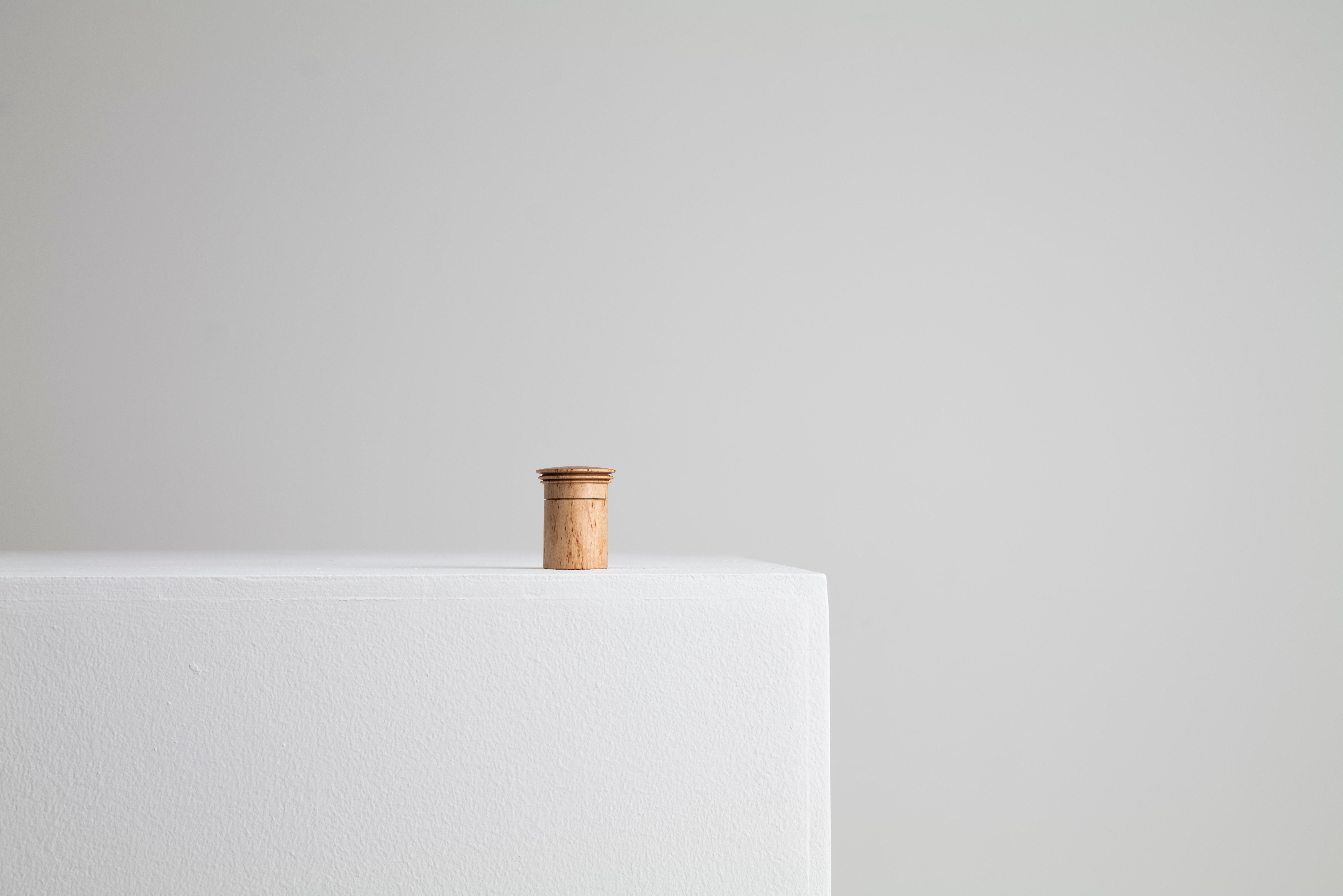Caja de madera escultórica decorativa de abedul Masur de Ray Key jarrón para baratijas Minimalista en venta