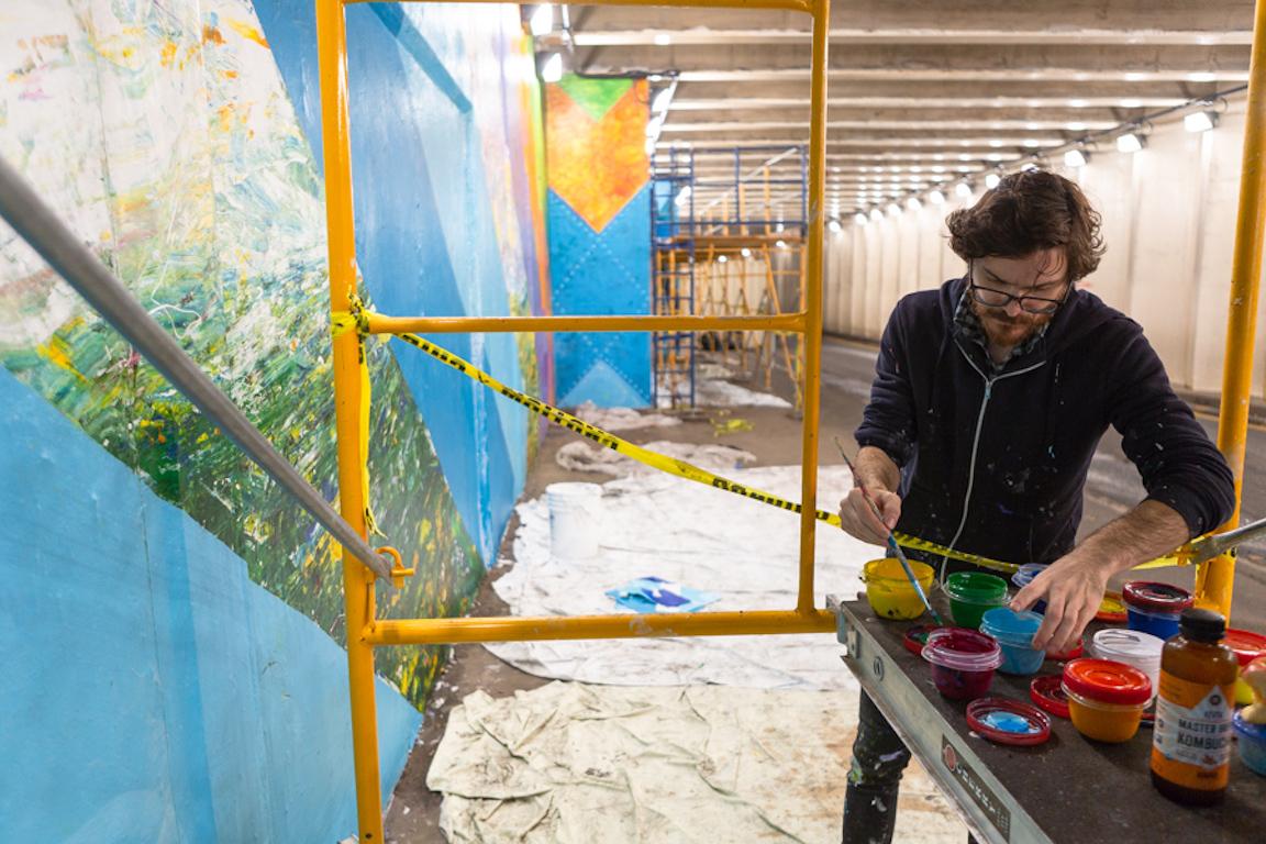 le VII  Peinture d'art de rue abstraite aux techniques mixtes ; asphalte, graffiti, lettres - Marron Figurative Painting par Mat Tomezsko